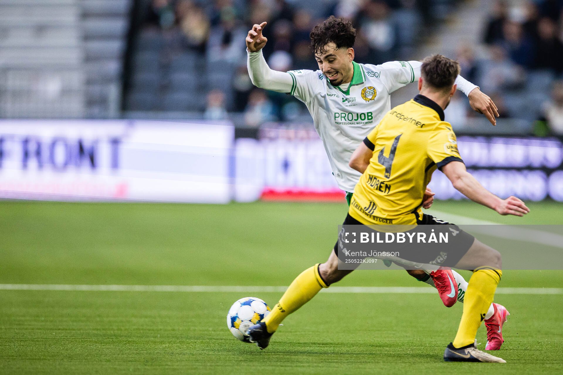 Hammarbys Sebastian Tounekti och Mjällbys Axel Norén under fotbollsmatchen i Allsvenskan mellan Hammarby och Mjällby den 22 maj 2025 i Stockholm.