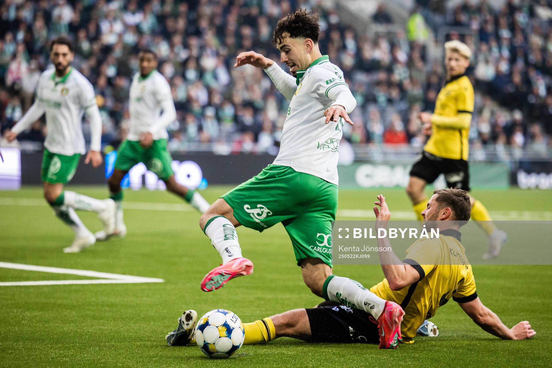 Hammarbys Sebastian Tounekti och Mjällbys Axel Norén under fotbollsmatchen i Allsvenskan mellan Hammarby och Mjällby den 22 maj 2025 i Stockholm.