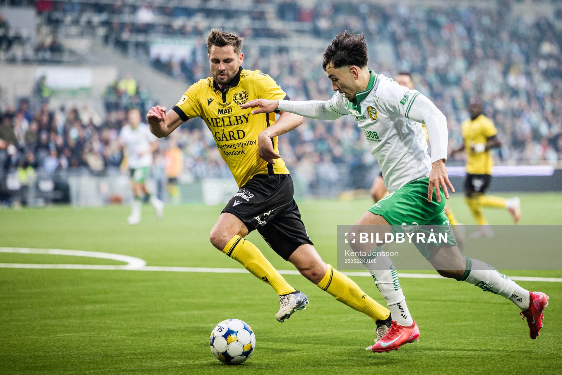 Mjällbys Axel Norén och Hammarbys Sebastian Tounekti under fotbollsmatchen i Allsvenskan mellan Hammarby och Mjällby den 22 maj 2025 i Stockholm.