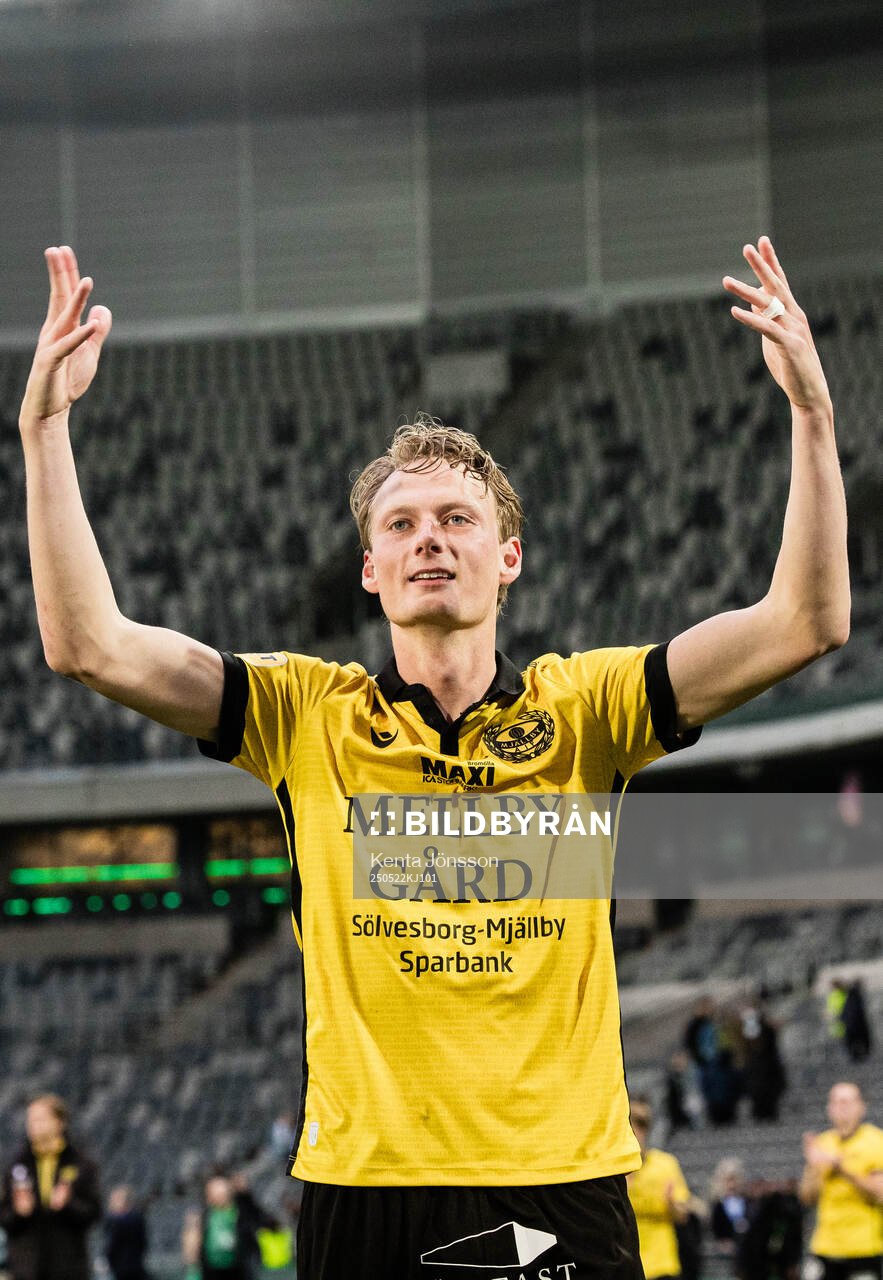 Mjällbys Alexander Johansson jublar efter fotbollsmatchen i Allsvenskan mellan Hammarby och Mjällby den 22 maj 2025 i Stockholm. 