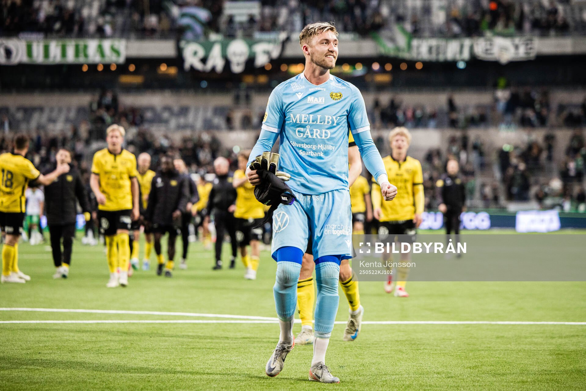 Mjällbys målvakt Noel Törnqvist jublar efter fotbollsmatchen i Allsvenskan mellan Hammarby och Mjällby den 22 maj 2025 i Stockholm. 