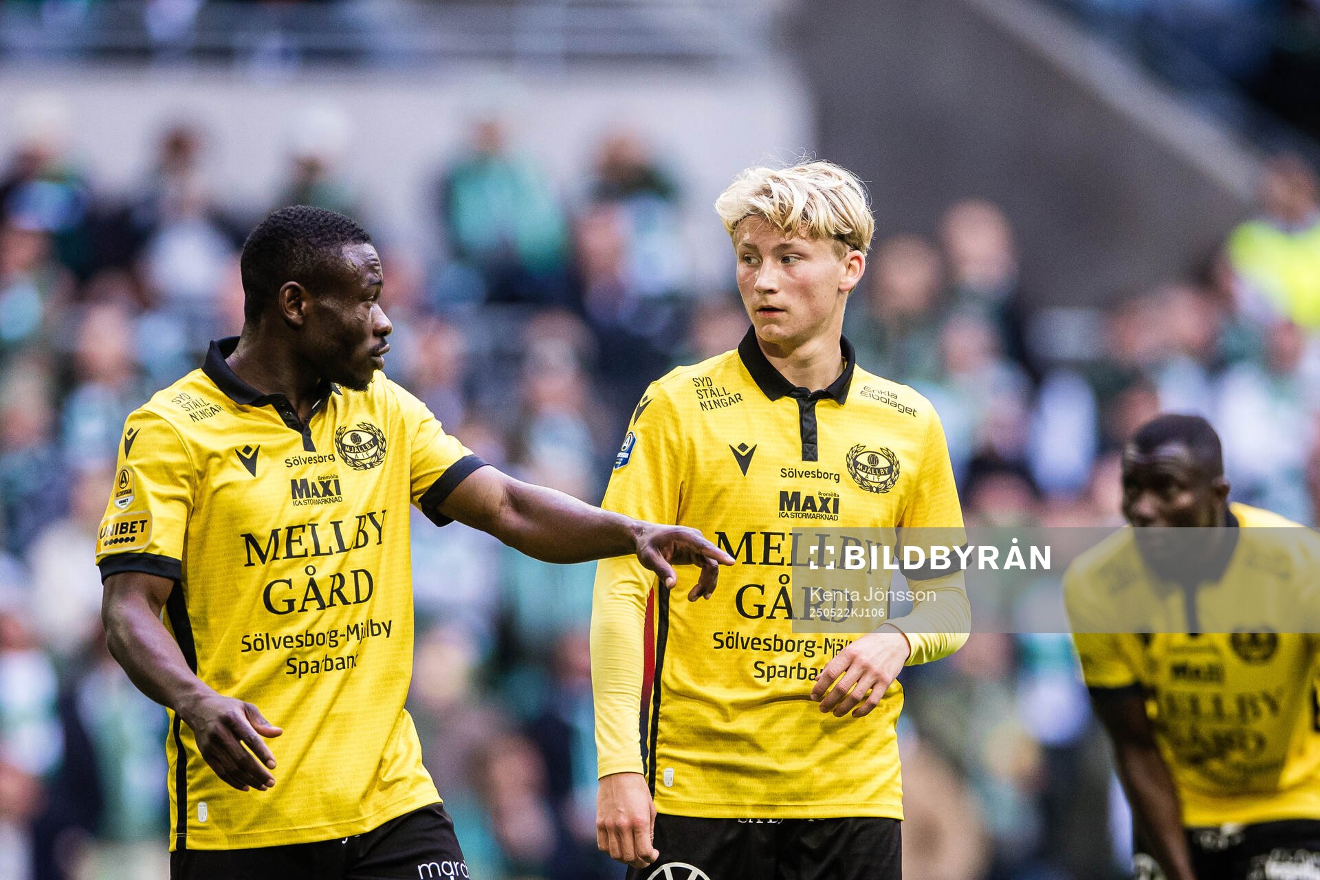 Mjällbys Uba Charles Nwokoma och Romeo Leandersson under fotbollsmatchen i Allsvenskan mellan Hammarby och Mjällby den 22 maj 2025 i Stockholm.