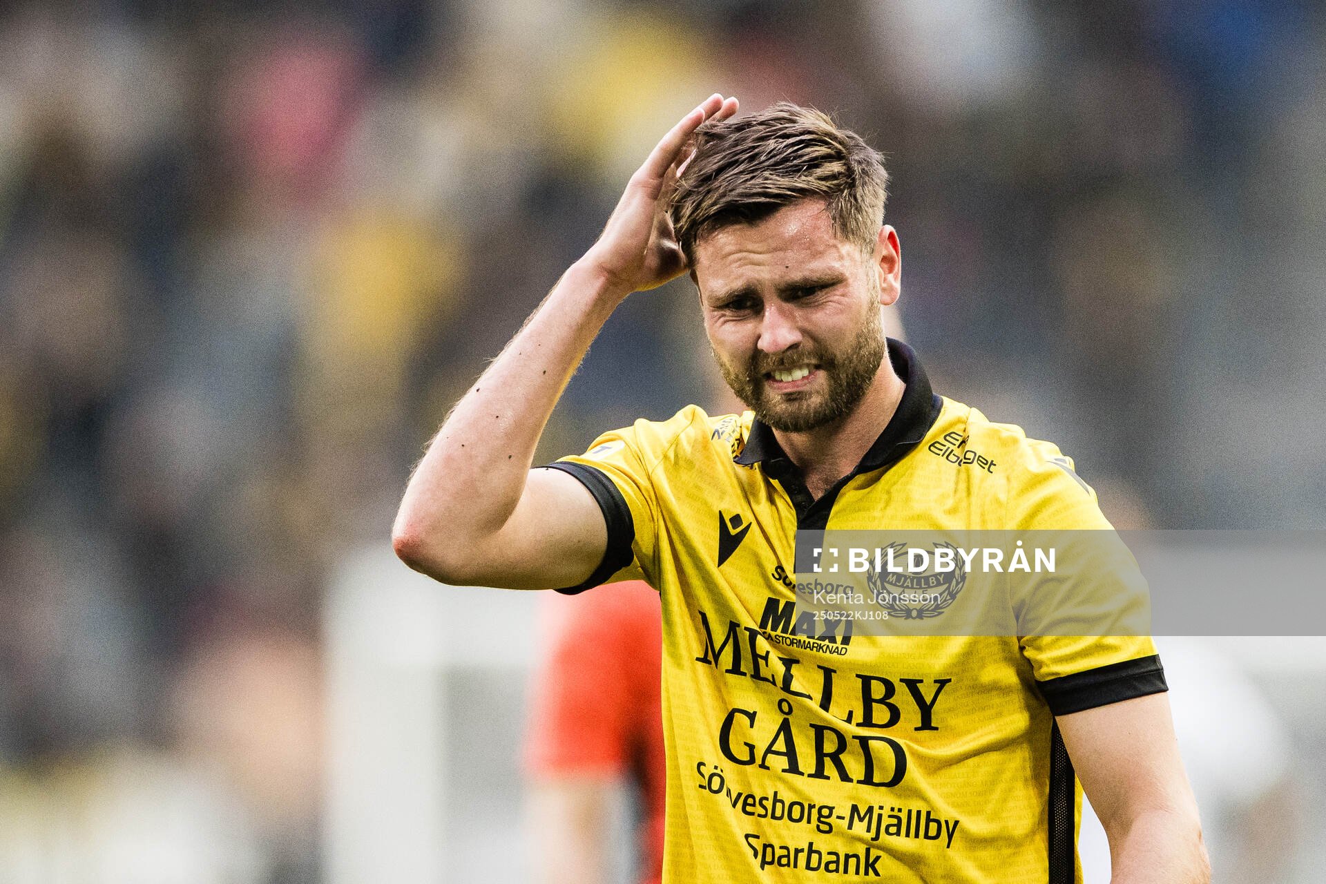 Mjällbys Axel Norén har ont under fotbollsmatchen i Allsvenskan mellan Hammarby och Mjällby den 22 maj 2025 i Stockholm. 