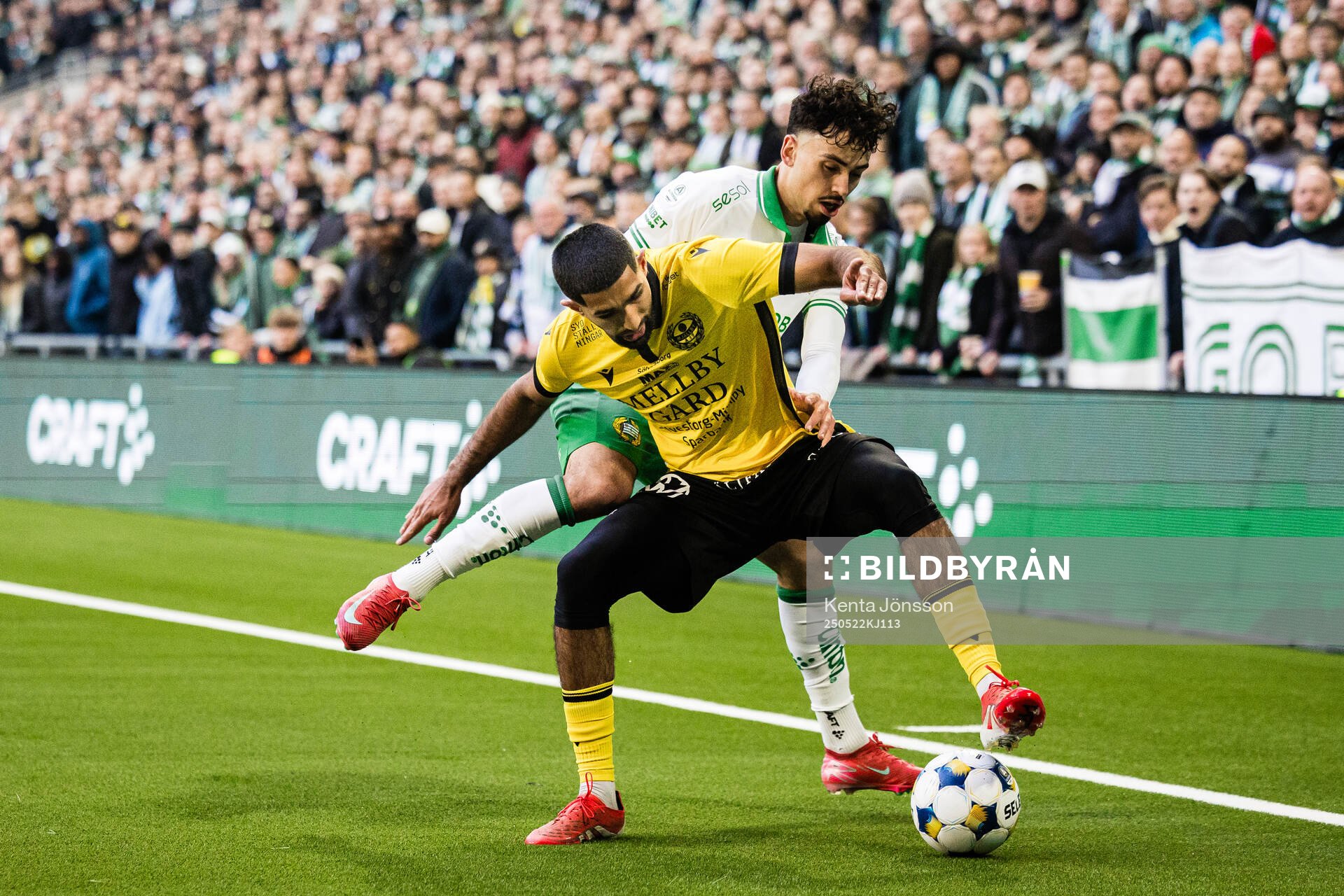 Hammarbys Sebastian Tounekti och Mjällbys Abdullah Iqbal under fotbollsmatchen i Allsvenskan mellan Hammarby och Mjällby den 22 maj 2025 i Stockholm.