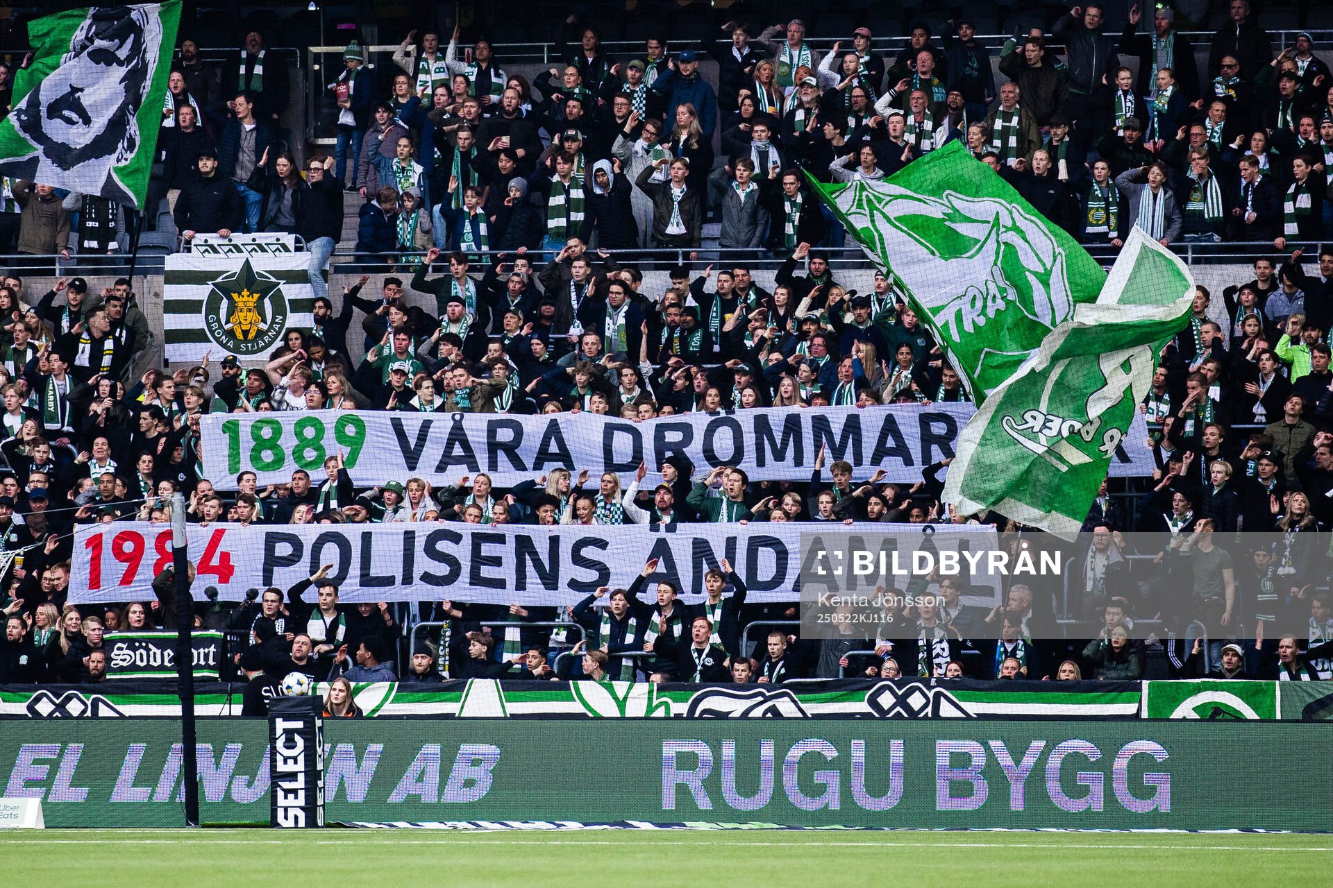 Hammarbys supportrar med banderoller