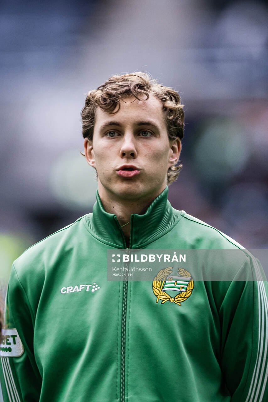 Hammarbys Hampus Skoglund under lineup inför fotbollsmatchen i Allsvenskan mellan Hammarby och Mjällby den 22 maj 2025 i Stockholm. 