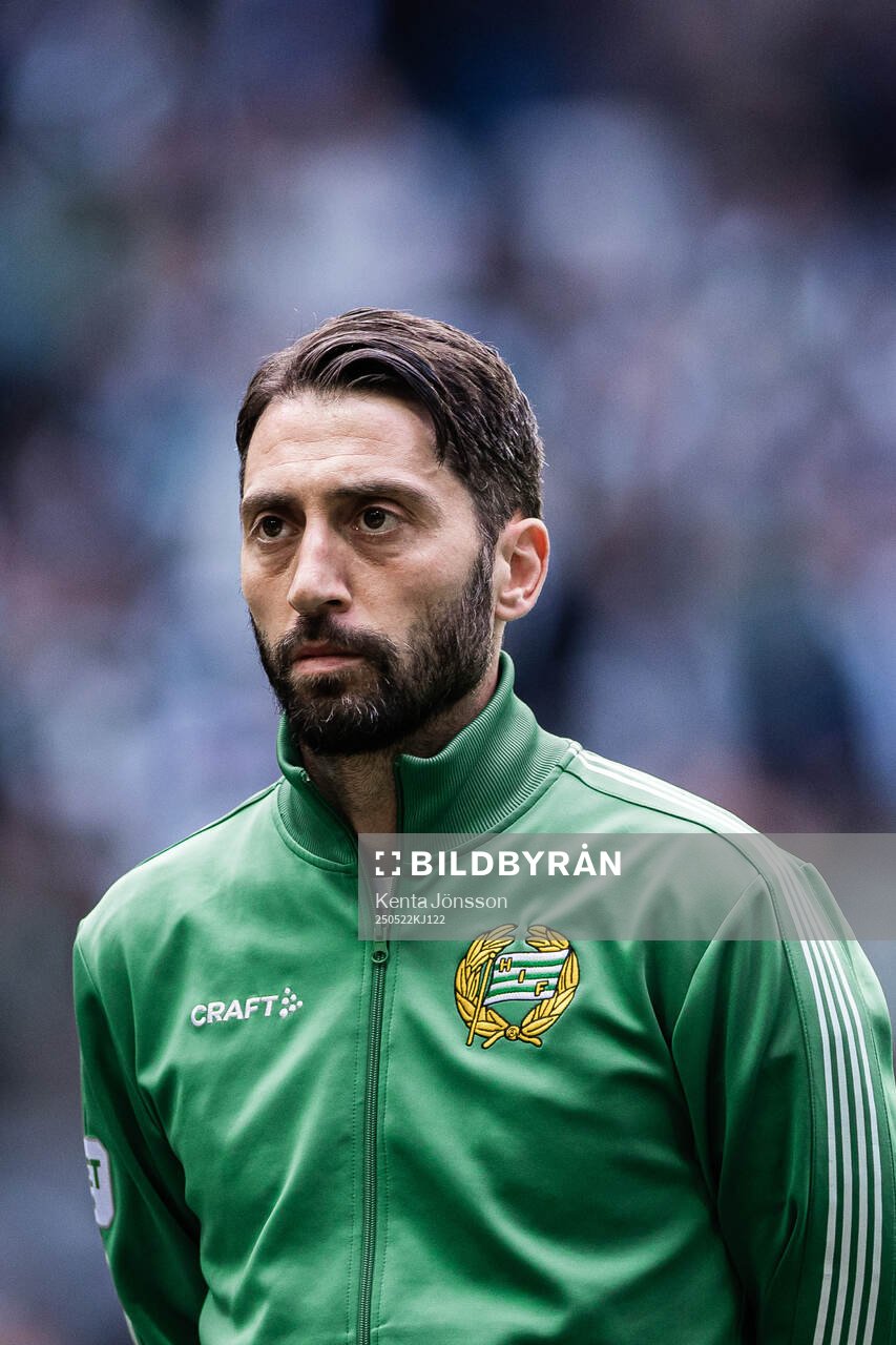 Hammarbys Nahir Besara under lineup inför fotbollsmatchen i Allsvenskan mellan Hammarby och Mjällby den 22 maj 2025 i Stockholm. 
