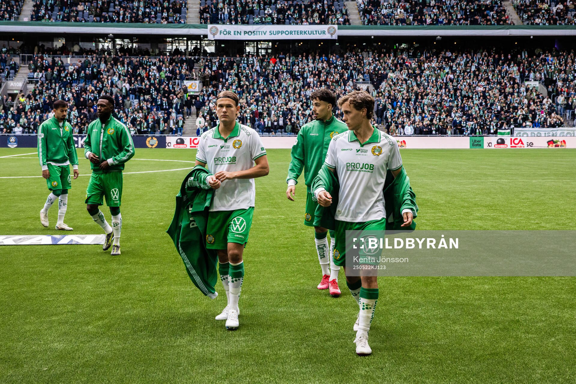 Hammarbys Markus Karlsson, Sebastian Tounekti och Hampus Skoglund inför fotbollsmatchen i Allsvenskan mellan Hammarby och Mjällby den 22 maj 2025 i Stockholm.