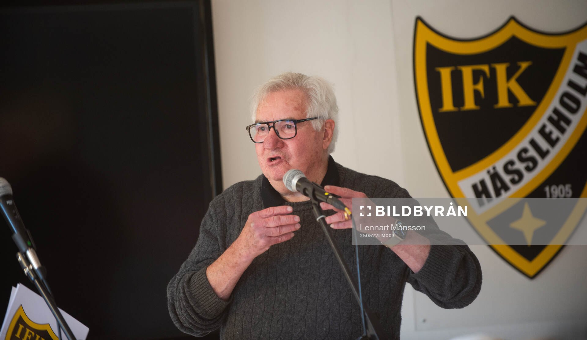  Professor Jan Ekstrand intervjuas av Håcan Nilsson på IFK Hässleholms Fotbollskafé i Hässleholm 22 maj 2025.