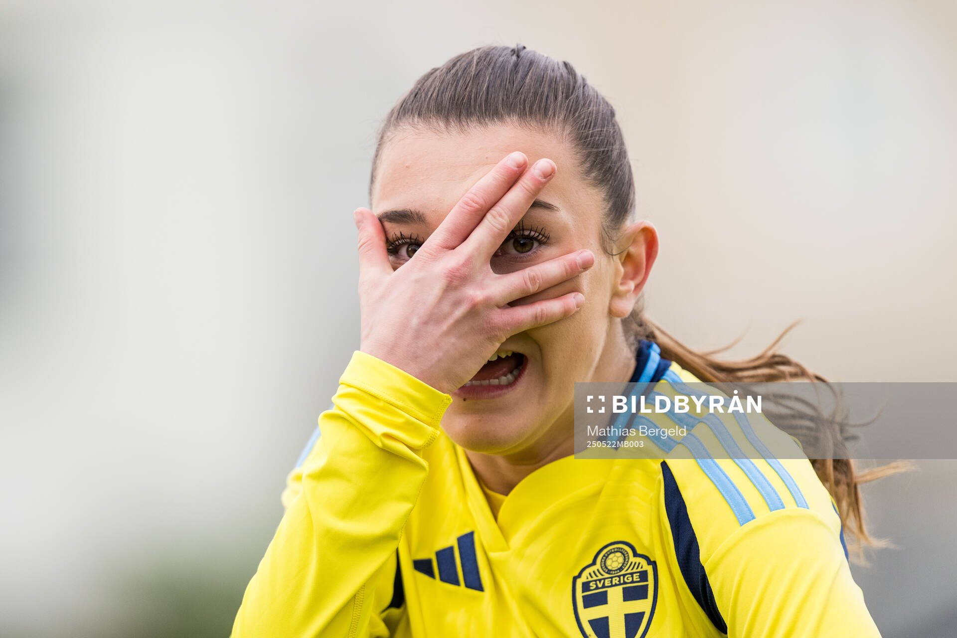 Sveriges Rona Krasniqi jublar efter 2-0 under F16-landskampen i fotboll mellan Sverige och Österrike den 22 maj 2025 i Smögen. 