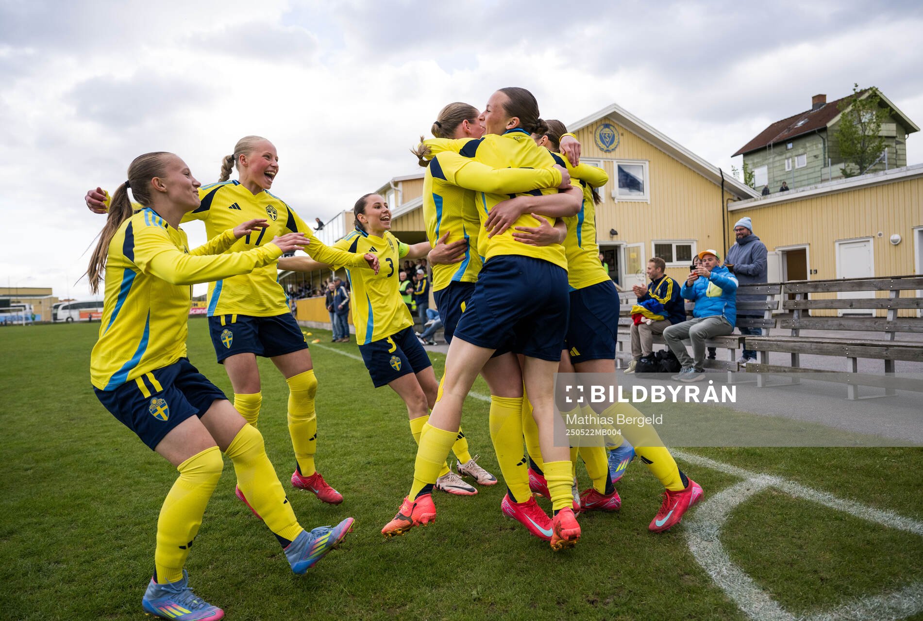 Sveriges Fanny Peterson, Stina Myrén, Ebba Hertzell, Lillian Häggkvist och Lovisa Breland jublar efter 1-0 under F16-landskampen i fotboll mellan Sverige och Österrike den 22 maj 2025 i Smögen.