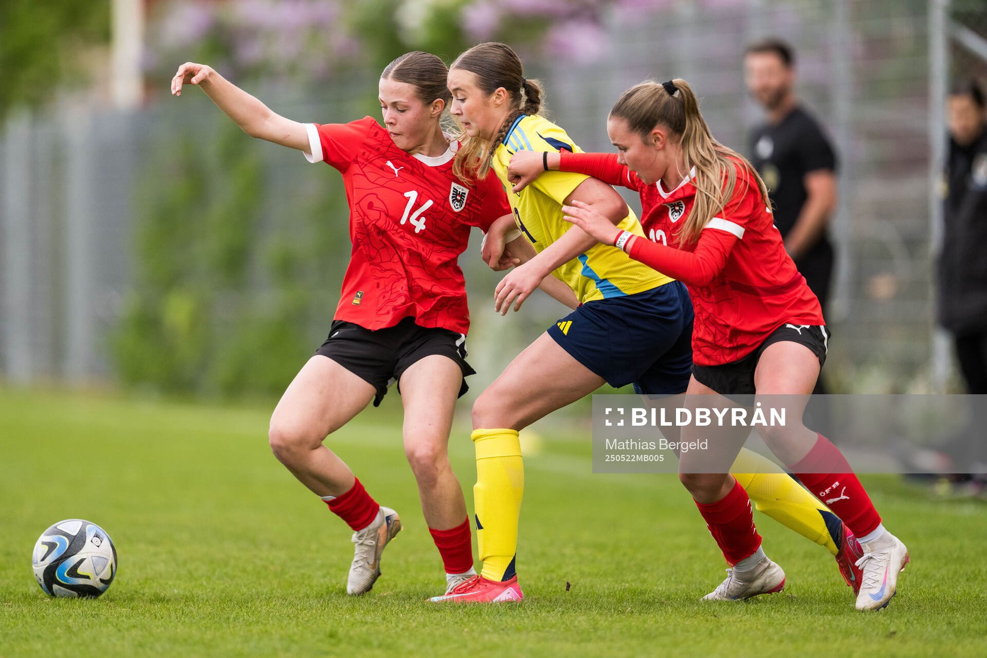 Österrikes Luisa Schubert och Tara Renzl och Sveriges Lillian Häggkvist under F16-landskampen i fotboll mellan Sverige och Österrike den 22 maj 2025 i Smögen.