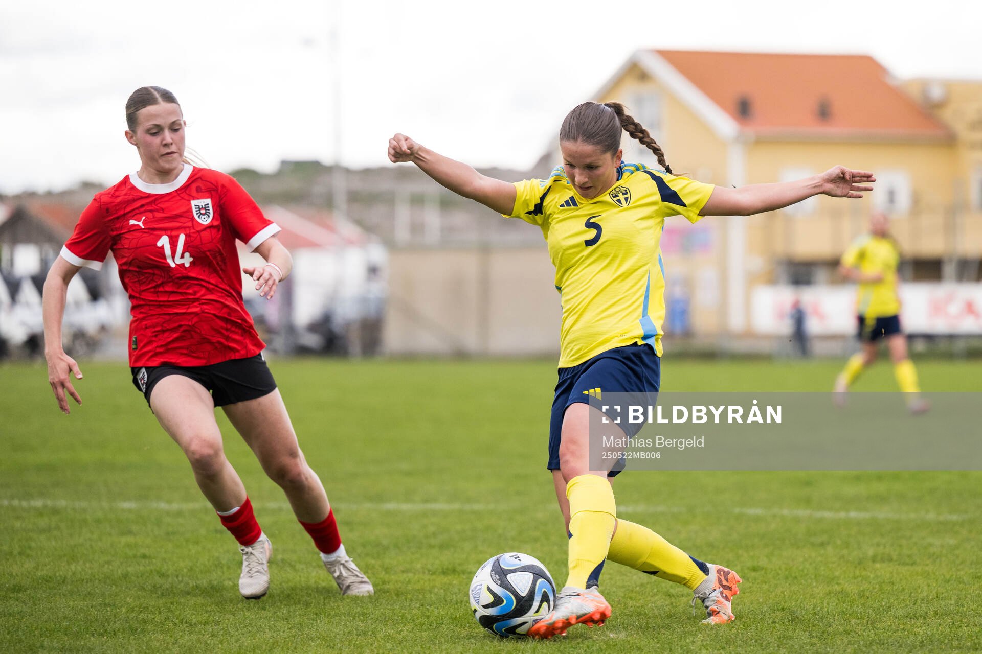 Österrikes Luisa Schubert och Sveriges Ella Edstrand under F16-landskampen i fotboll mellan Sverige och Österrike den 22 maj 2025 i Smögen. 