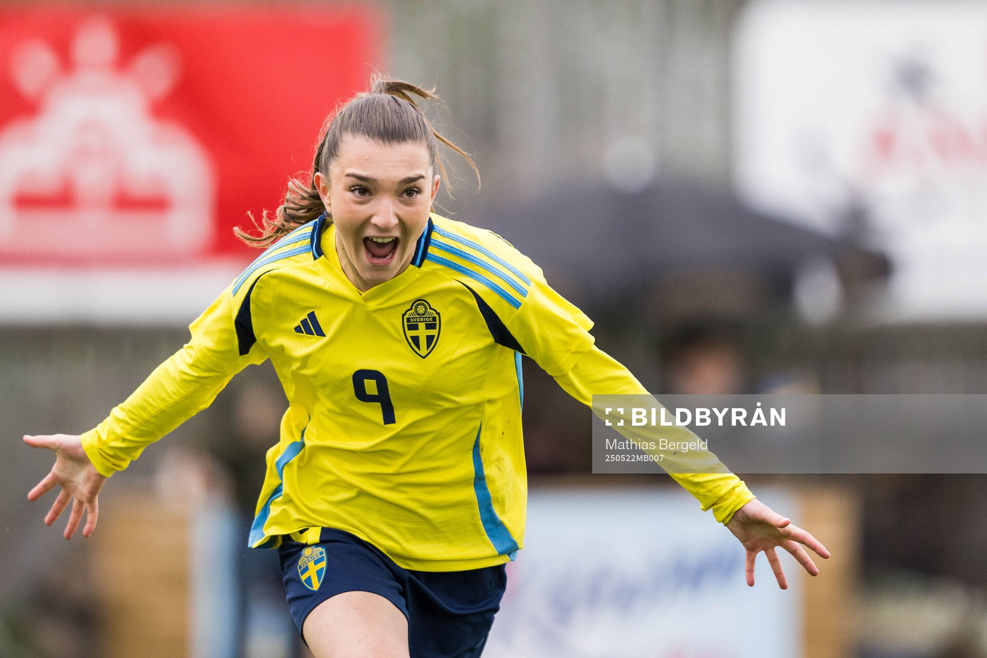 Sveriges Rona Krasniqi jublar efter 2-0 under F16-landskampen i fotboll mellan Sverige och Österrike den 22 maj 2025 i Smögen. 