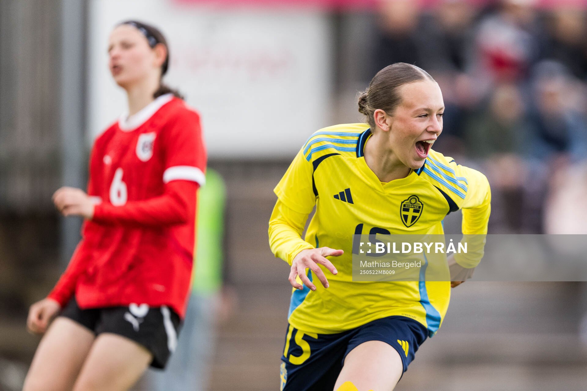 Sveriges Lovisa Breland jublar efter 1-0 under F16-landskampen i fotboll mellan Sverige och Österrike den 22 maj 2025 i Smögen. 