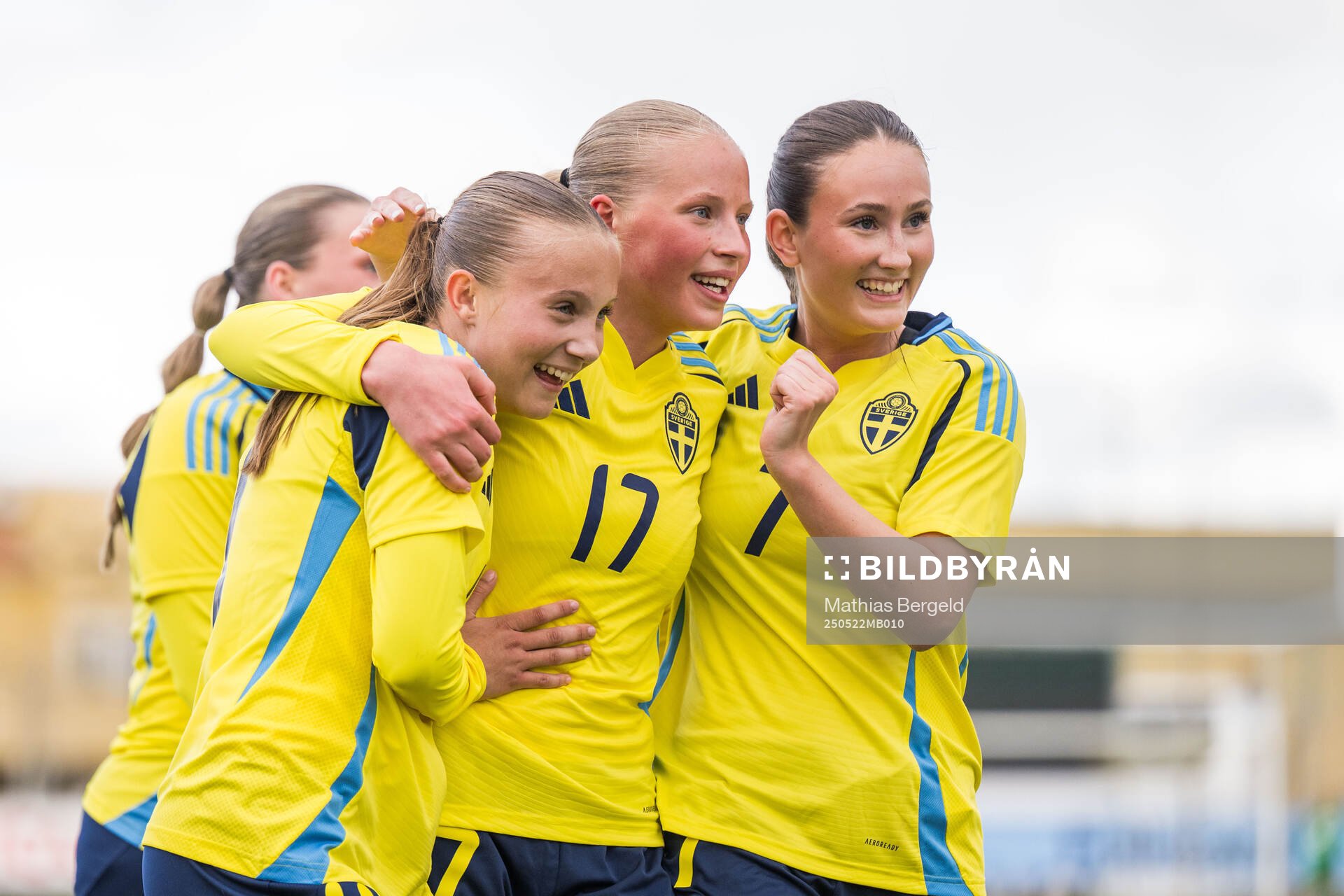Sveriges Fanny Peterson, Stina Myrén och Alice Rådsjö jublar efter 3-1 under F16-landskampen i fotboll mellan Sverige och Österrike den 22 maj 2025 i Smögen.