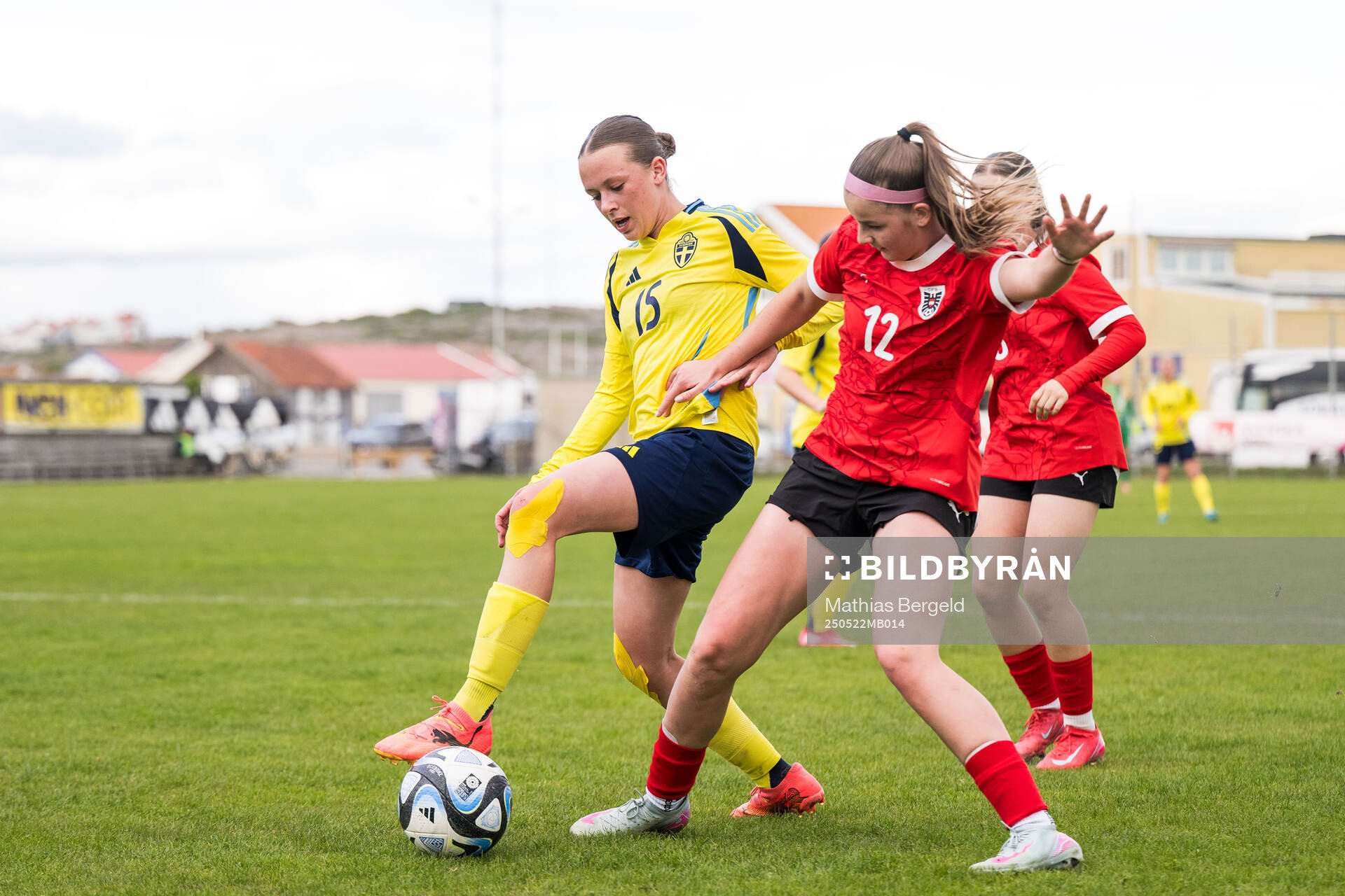 Sveriges Lovisa Breland och Österrikes Marie Breitwieser under F16-landskampen i fotboll mellan Sverige och Österrike den 22 maj 2025 i Smögen. 