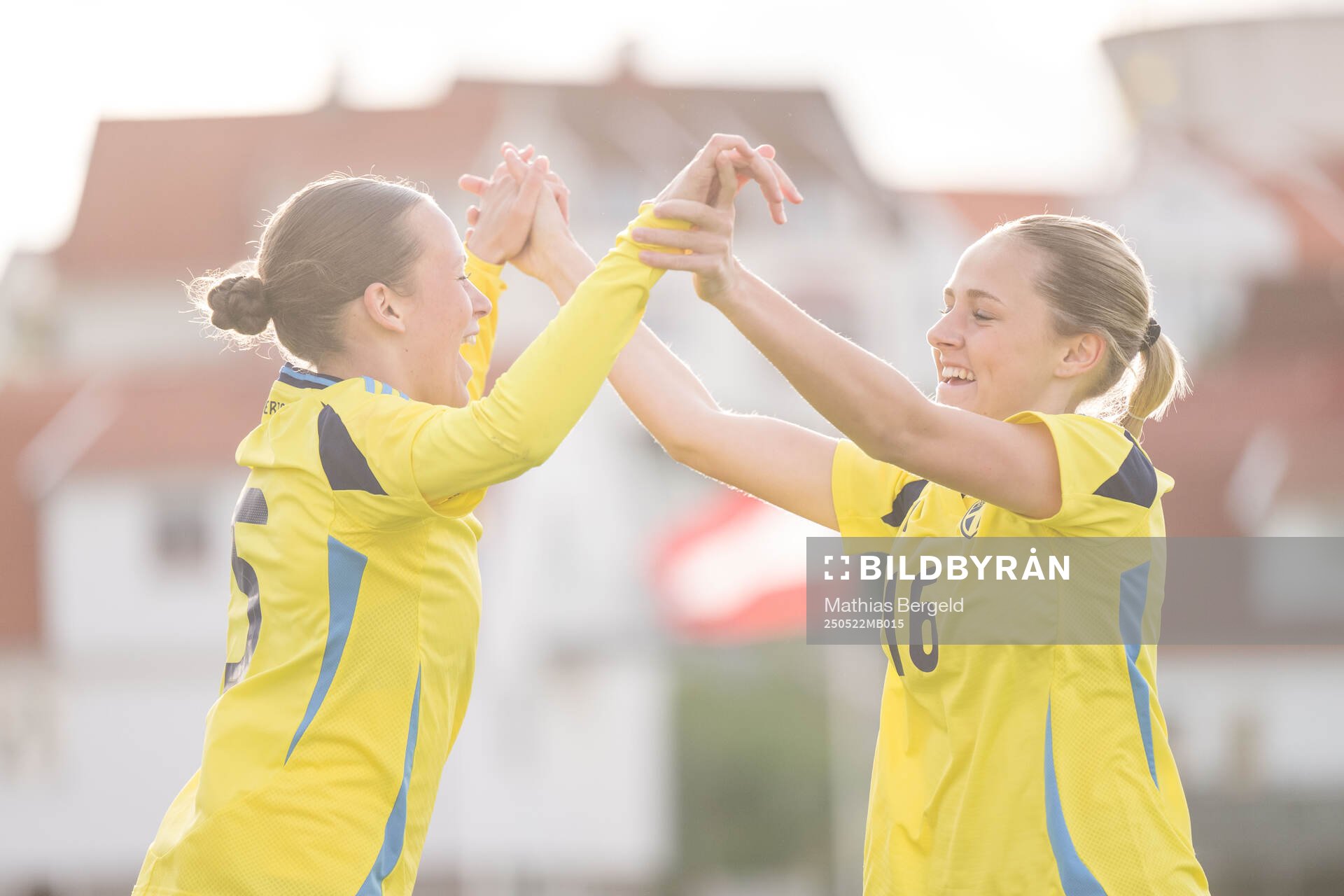 Sveriges Lovisa Breland och Cornelia Ljungberg jublar efter 4-1 under F16-landskampen i fotboll mellan Sverige och Österrike den 22 maj 2025 i Smögen.