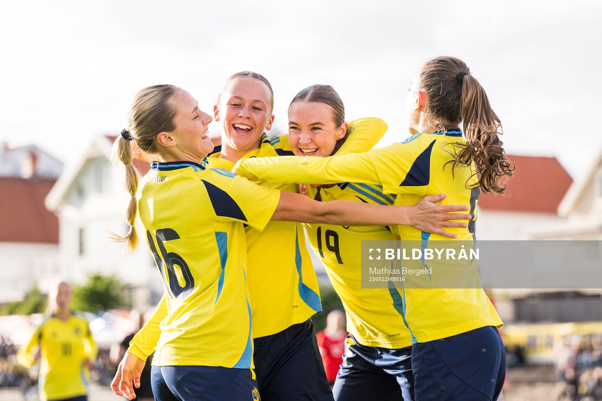 Sveriges Cornelia Ljungberg, Lovisa Breland, Lillian Häggkvist och Rona Krasniqi jublar efter 5-1 under F16-landskampen i fotboll mellan Sverige och Österrike den 22 maj 2025 i Smögen.