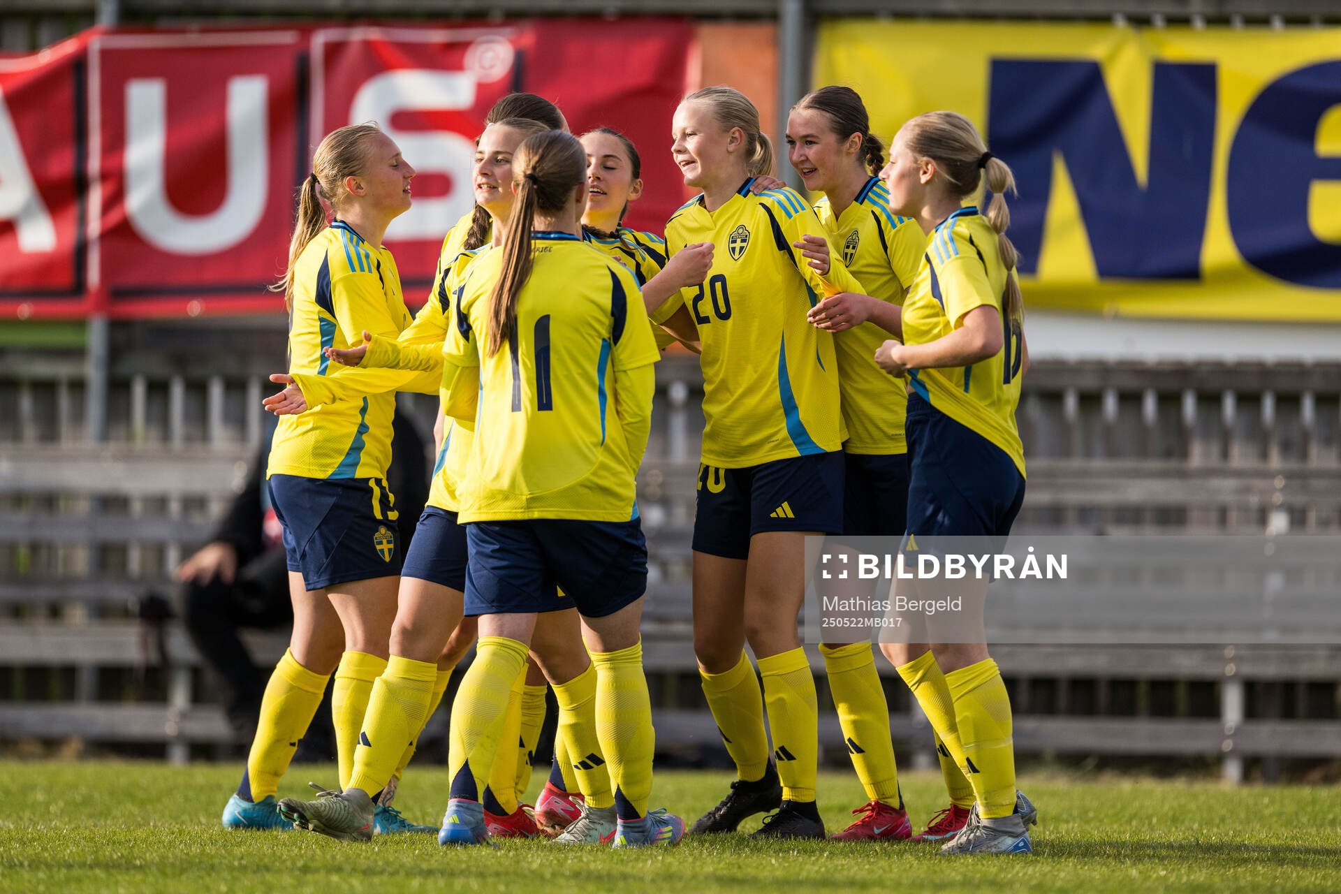 Sveriges Thelma Alexandersson jublar efter 6-1 under F16-landskampen i fotboll mellan Sverige och Österrike den 22 maj 2025 i Smögen. 