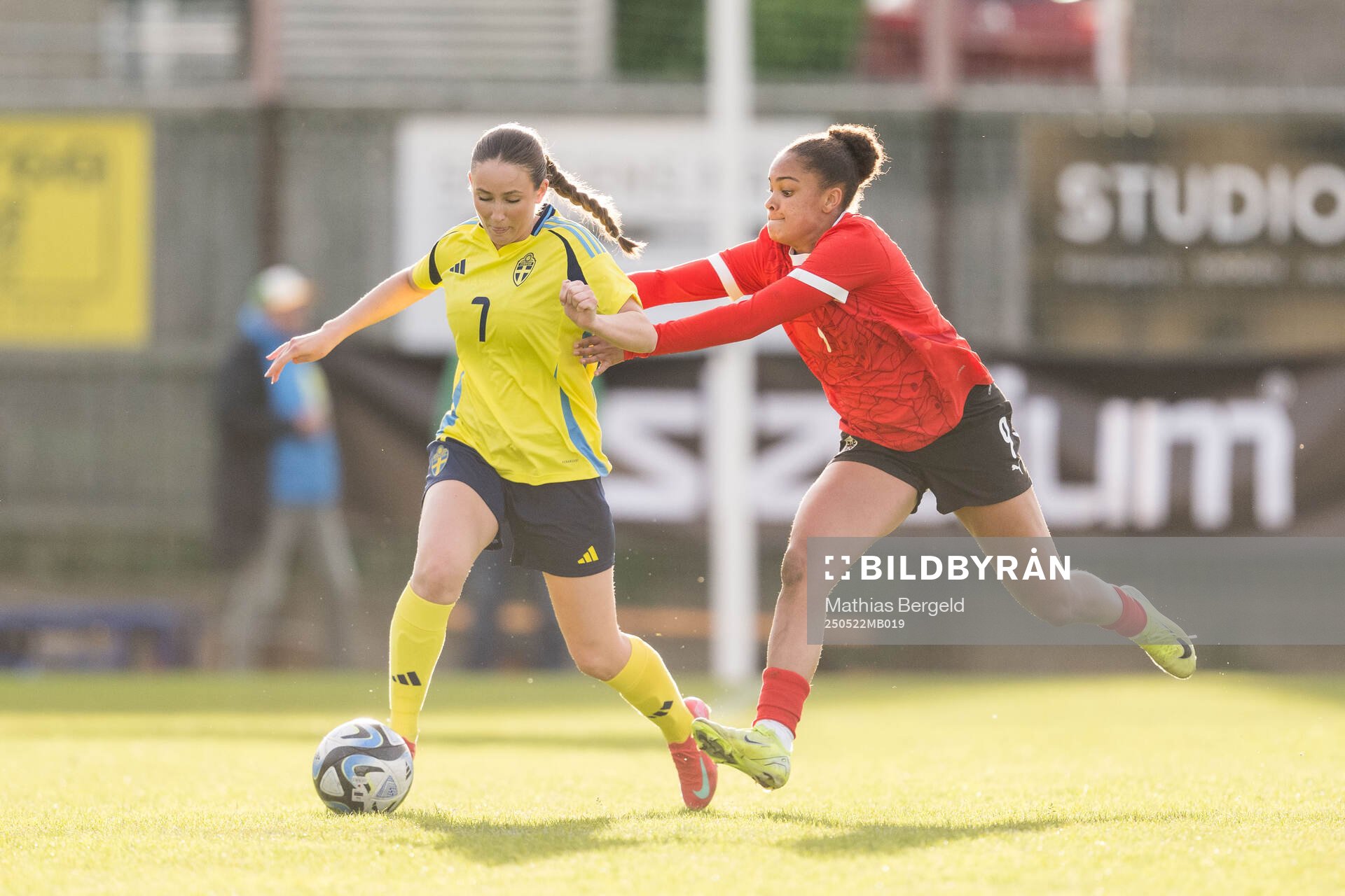 Sveriges Alice Rådsjö och Österrikes Elisabeth Emeji under F16-landskampen i fotboll mellan Sverige och Österrike den 22 maj 2025 i Smögen. 