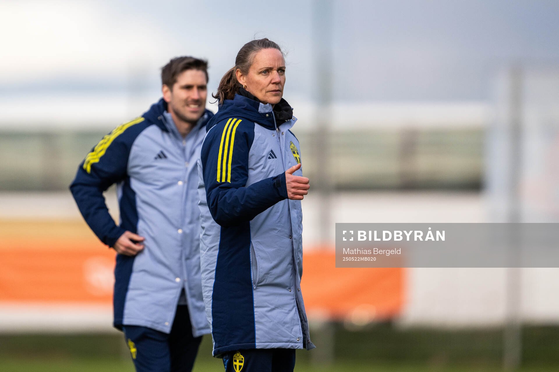 Sveriges förbundskapten Lovisa Delby efter F16-landskampen i fotboll mellan Sverige och Österrike den 22 maj 2025 i Smögen. 