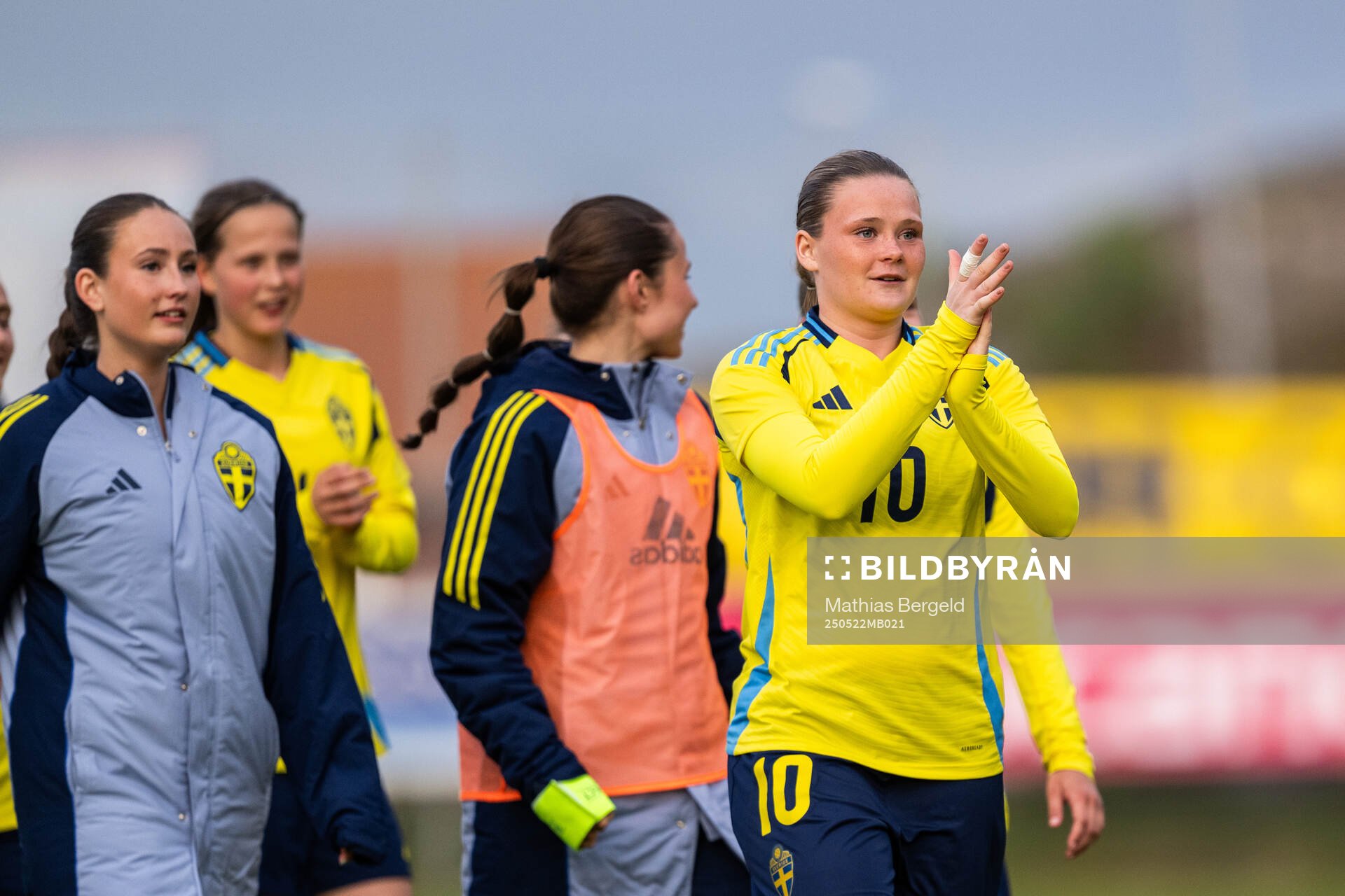 Sveriges Ellie Junetoft jublar efter F16-landskampen i fotboll mellan Sverige och Österrike den 22 maj 2025 i Smögen. 