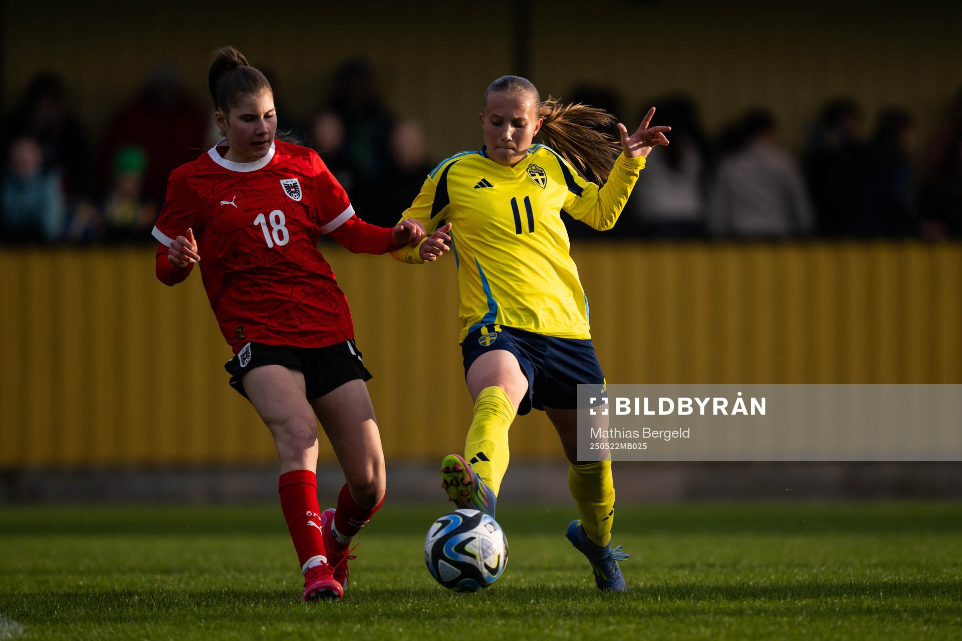 Österrikes Veronika Haider och Sveriges Fanny Peterson under F16-landskampen i fotboll mellan Sverige och Österrike den 22 maj 2025 i Smögen. 
