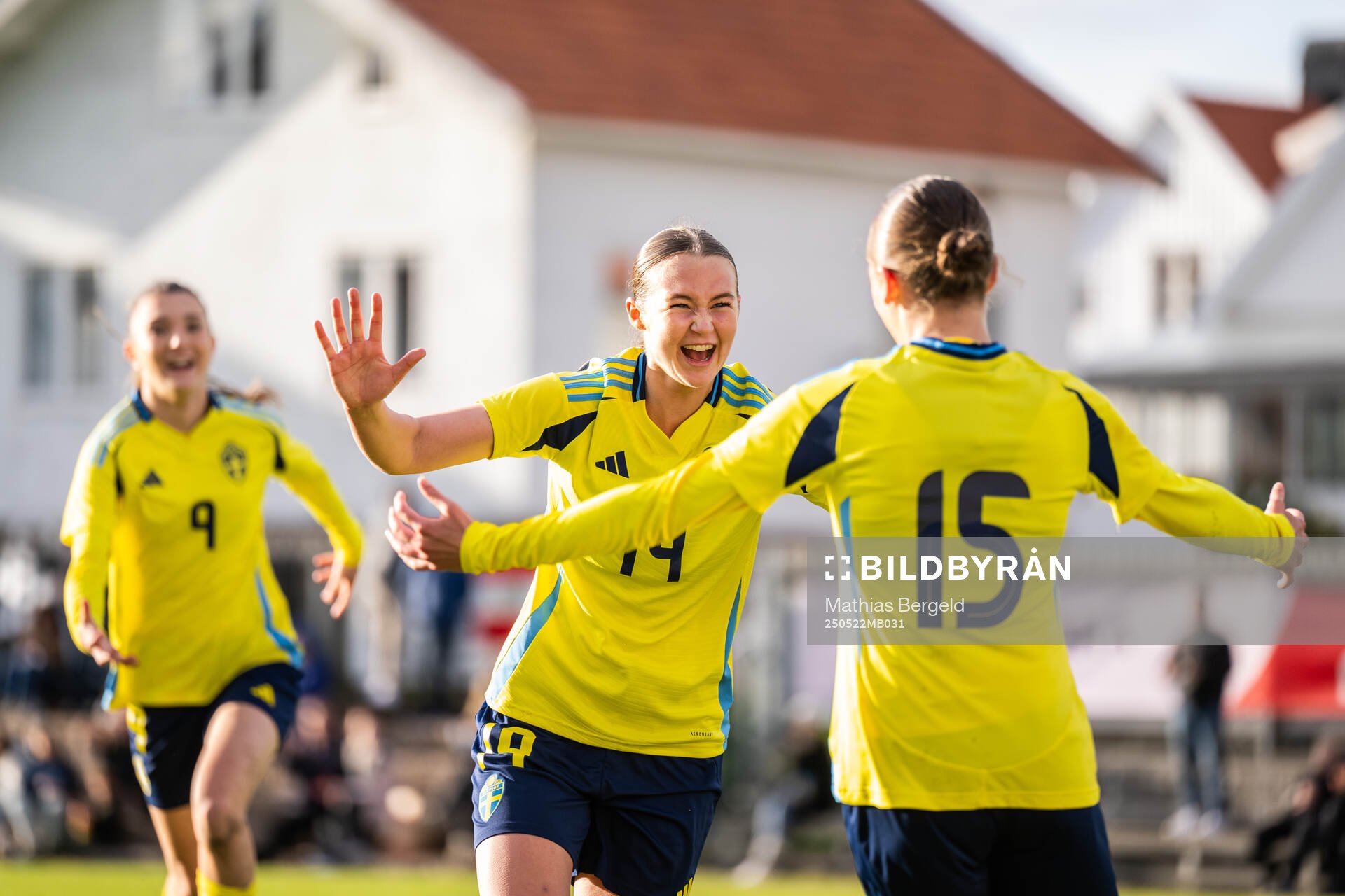 Sveriges Lillian Häggkvist jublar efter att hon gjort 5-1 under F16-landskampen i fotboll mellan Sverige och Österrike den 22 maj 2025 i Smögen.