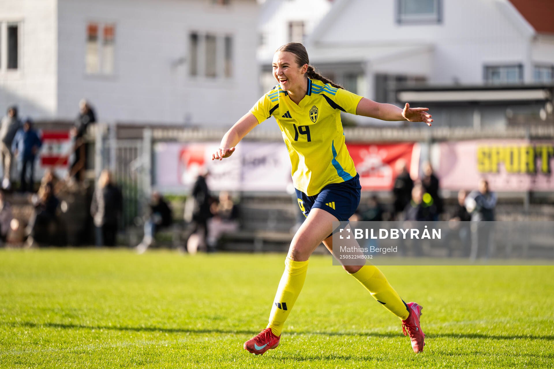 Sveriges Lillian Häggkvist jublar efter att hon gjort 5-1 under F16-landskampen i fotboll mellan Sverige och Österrike den 22 maj 2025 i Smögen.