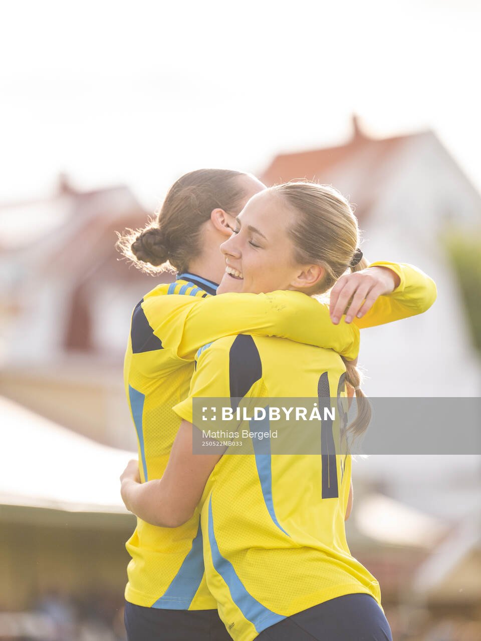 Sveriges Cornelia Ljungberg jublar efter att hon gjort 4-1 under F16-landskampen i fotboll mellan Sverige och Österrike den 22 maj 2025 i Smögen.