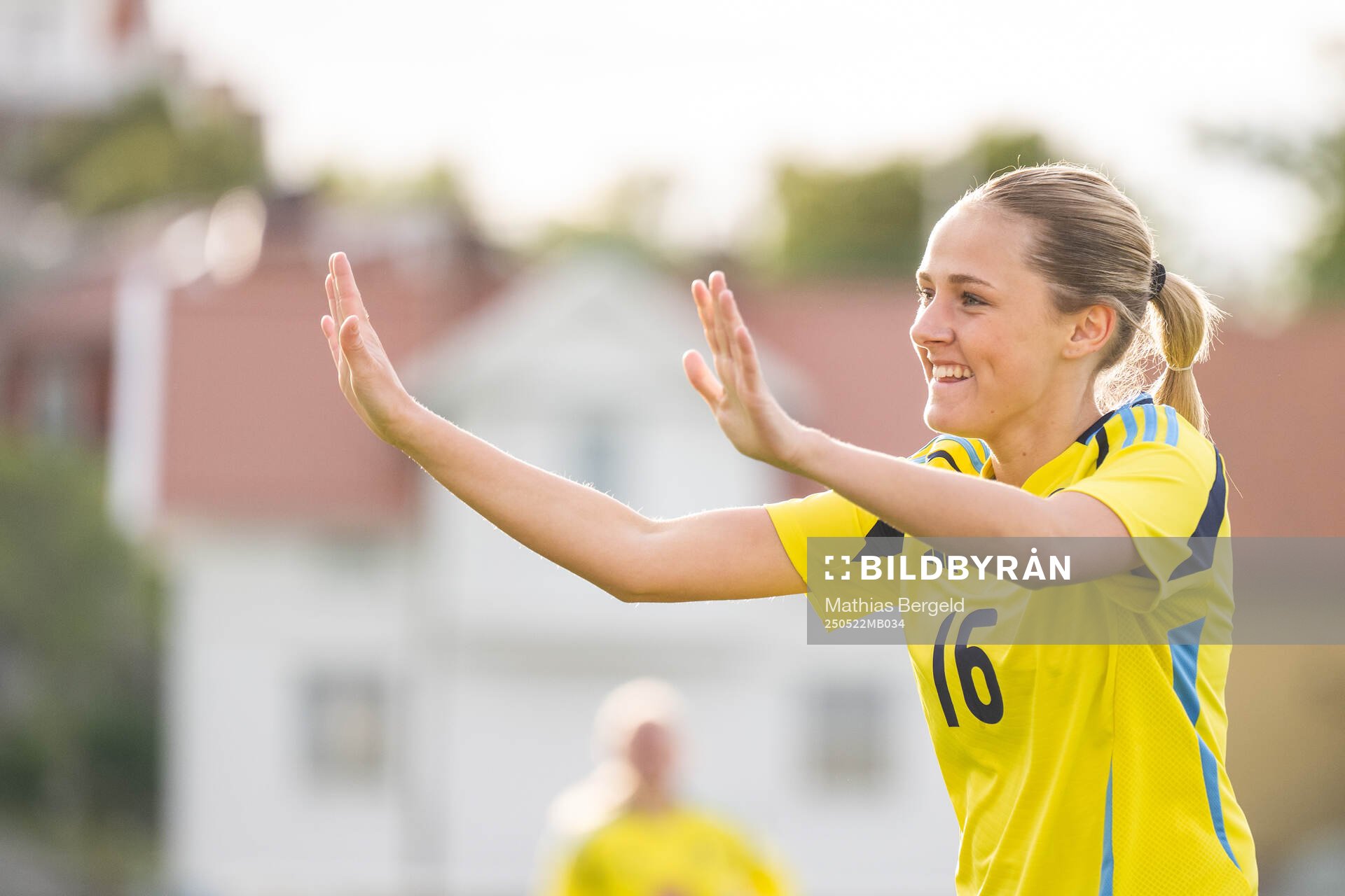 Sveriges Cornelia Ljungberg jublar efter att hon gjort 4-1 under F16-landskampen i fotboll mellan Sverige och Österrike den 22 maj 2025 i Smögen.