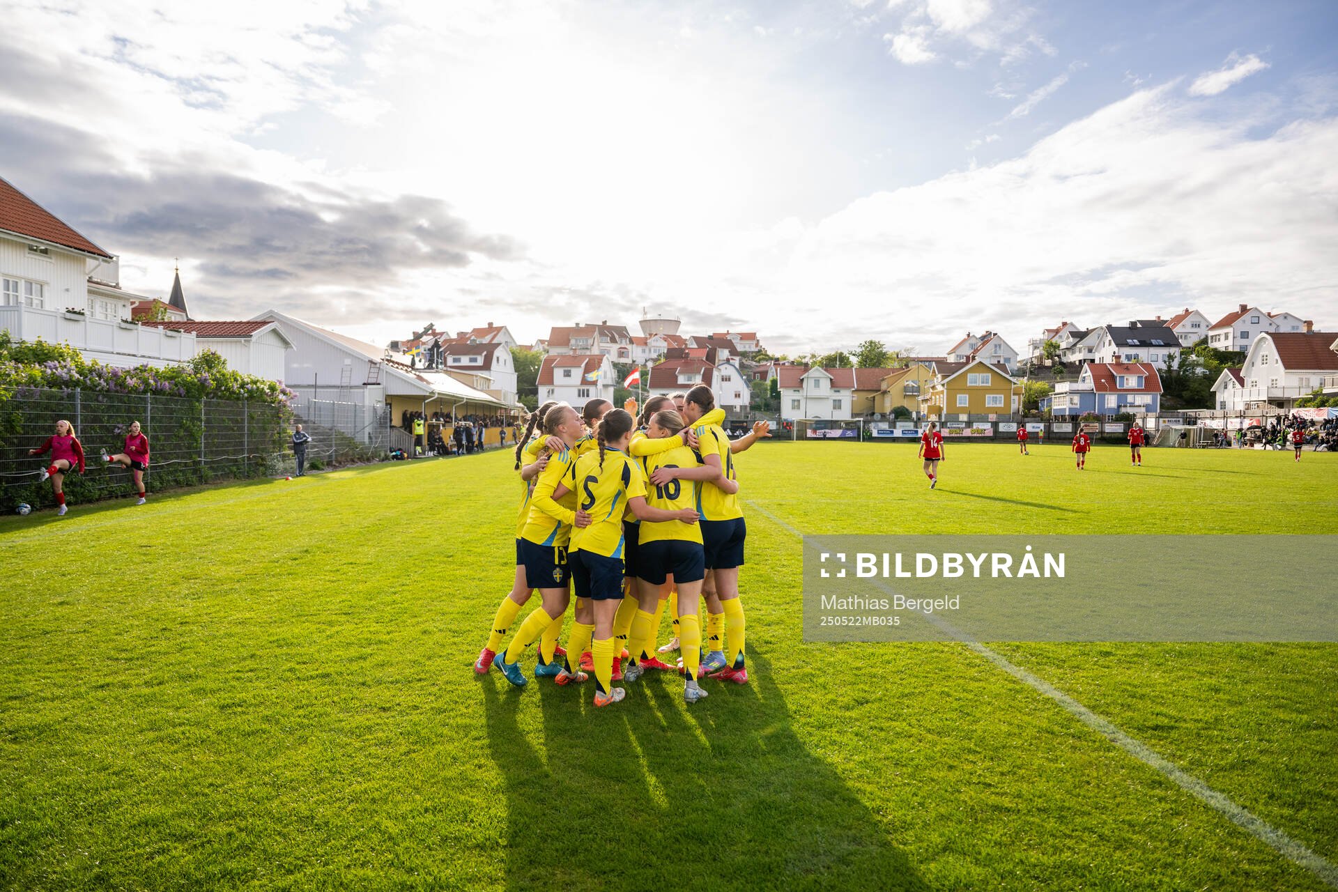 Sveriges Cornelia Ljungberg jublar med lagkamrater efter att hon gjort 4-1 under F16-landskampen i fotboll mellan Sverige och Österrike den 22 maj 2025 i Smögen.