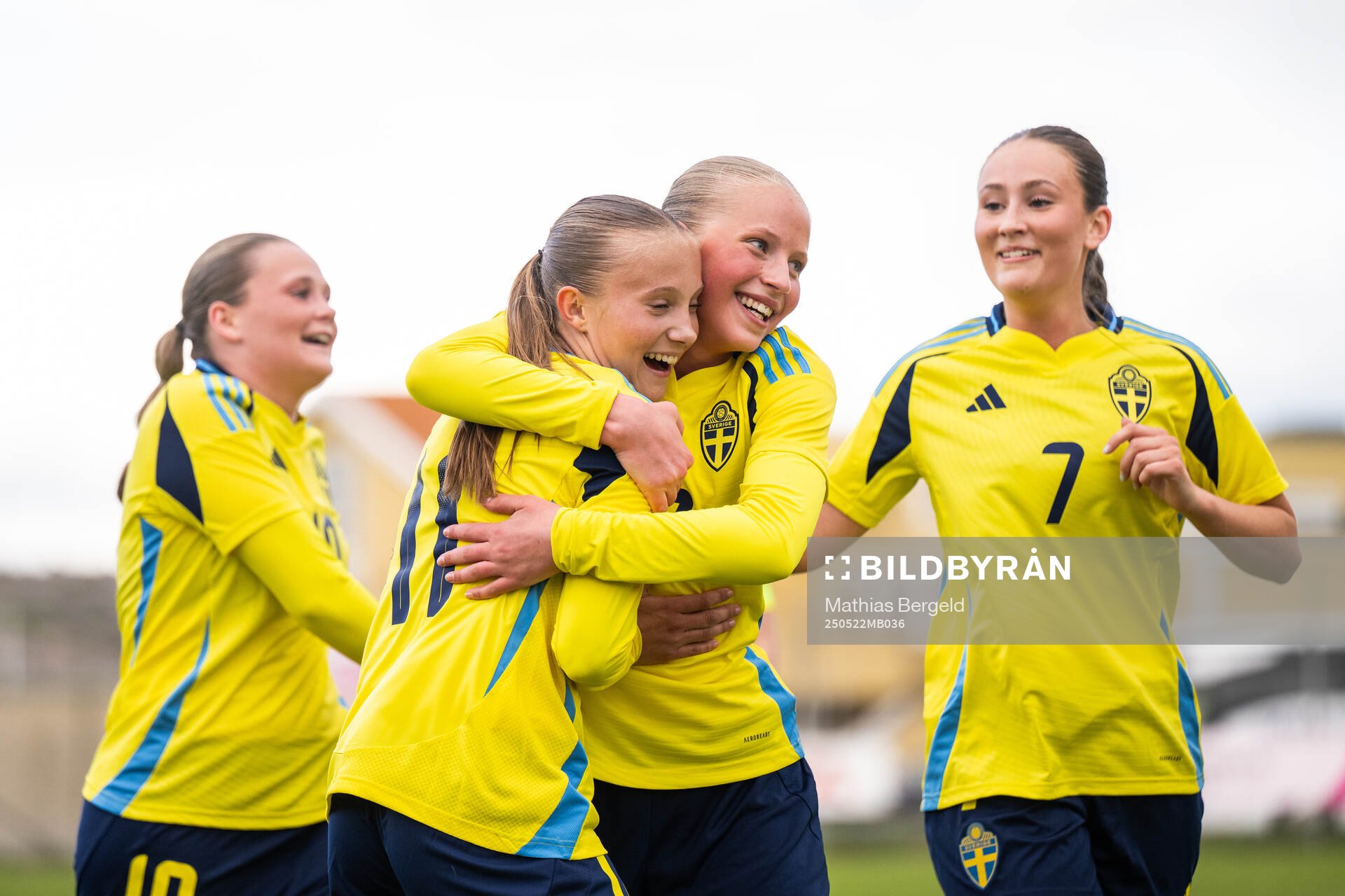 Sveriges Stina Myrén (mitten) jublar med Fanny Peterson och Alice Rådsjö efter att hon gjort 3-1 under F16-landskampen i fotboll mellan Sverige och Österrike den 22 maj 2025 i Smögen.