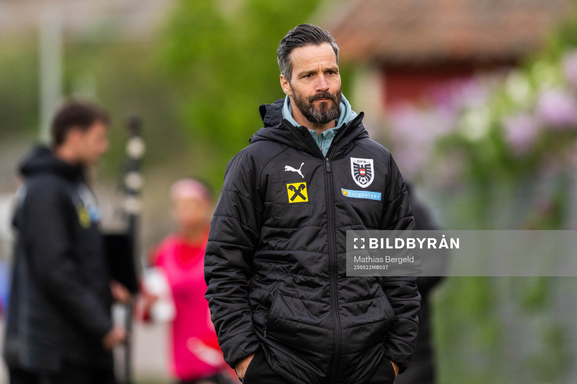 Österrikes förbundskapten Oliver Lederer under F16-landskampen i fotboll mellan Sverige och Österrike den 22 maj 2025 i Smögen. 