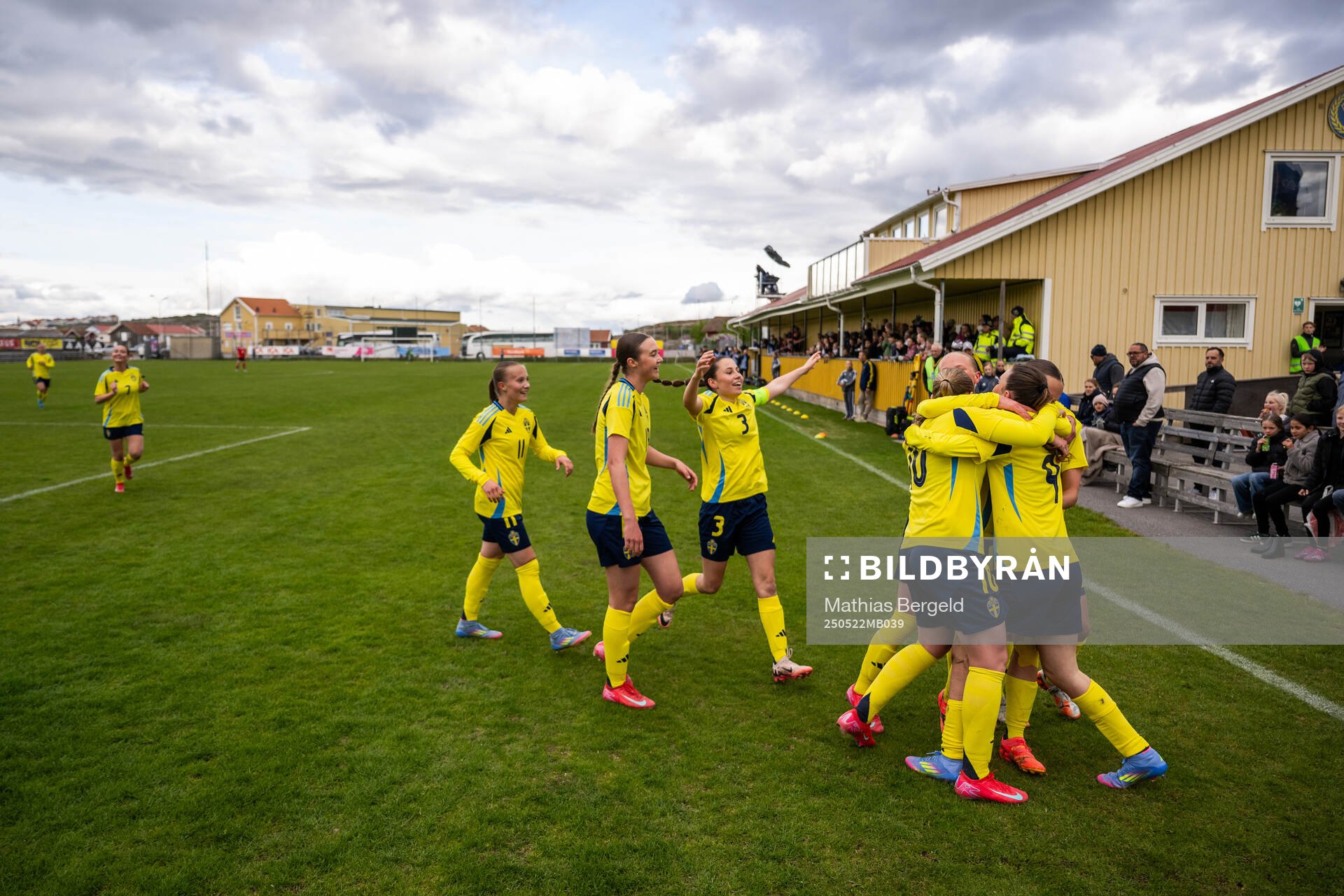 Sveriges Rona Krasniqi jublar med lagkamrater efter att hon gjort 2-0 under F16-landskampen i fotboll mellan Sverige och Österrike den 22 maj 2025 i Smögen.