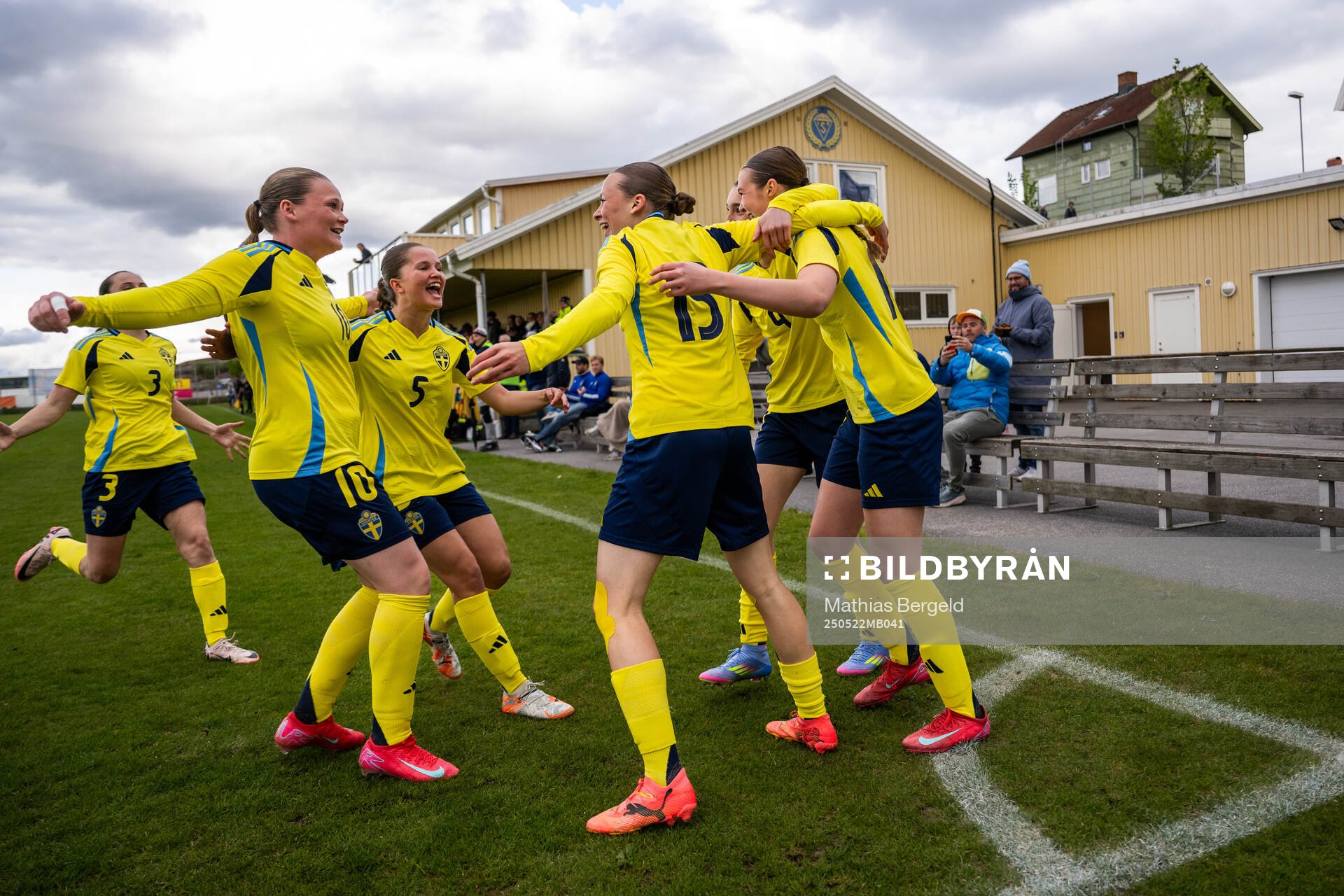 Sveriges Ebba Hertzell, Ellie Junetoft, Ella Edstrand, Lovisa Breland, Lillian Häggkvist och Rona Krasniqi jublar efter 1-0 under F16-landskampen i fotboll mellan Sverige och Österrike den 22 maj 2025 i Smögen.