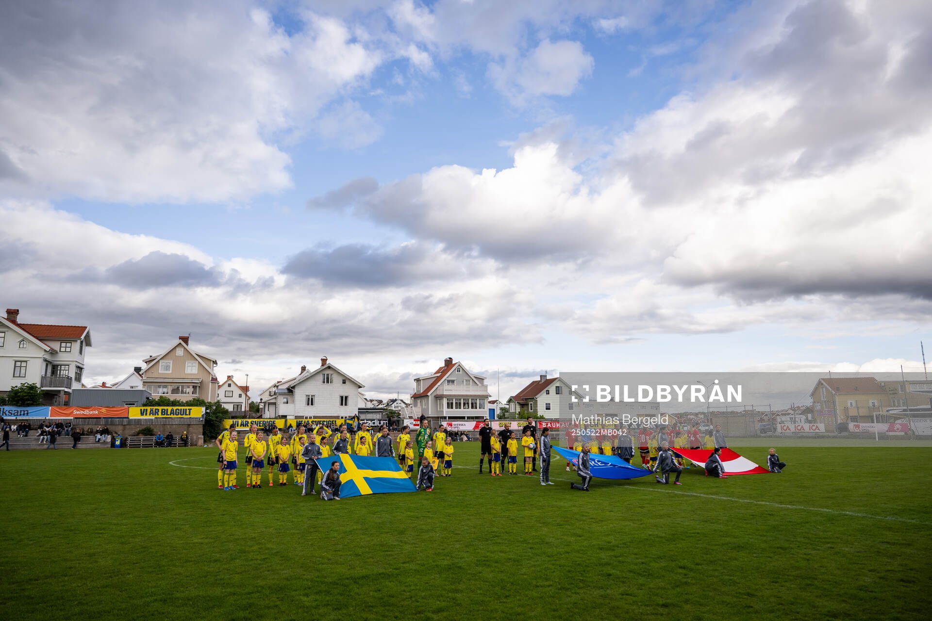 Sveriges och Österrikes spelare vid line-up inför F16-landskampen i fotboll mellan Sverige och Österrike den 22 maj 2025 i Smögen. 