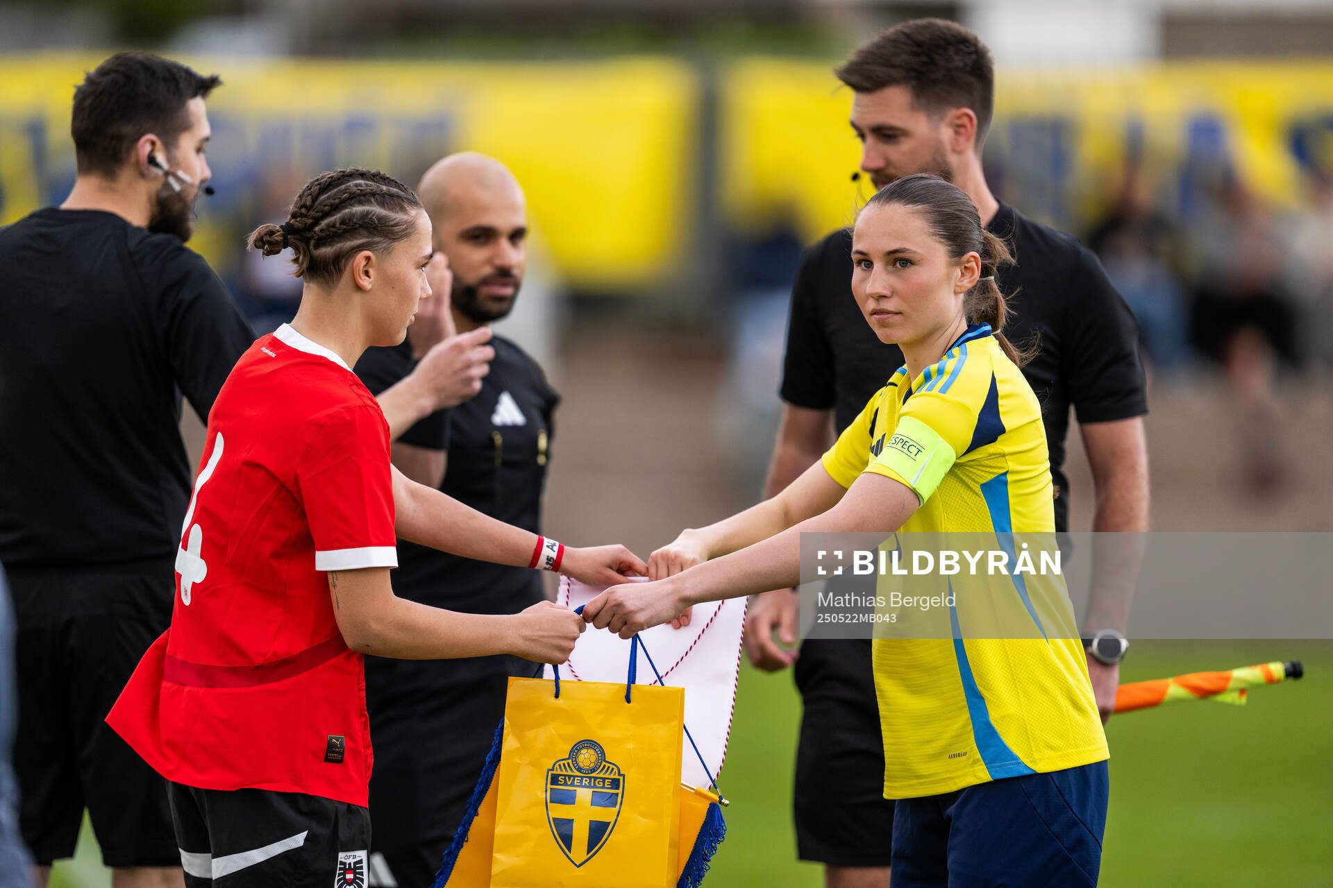 Österrikes Elina Schitter och Sveriges Ebba Hertzell inför F16-landskampen i fotboll mellan Sverige och Österrike den 22 maj 2025 i Smögen. 