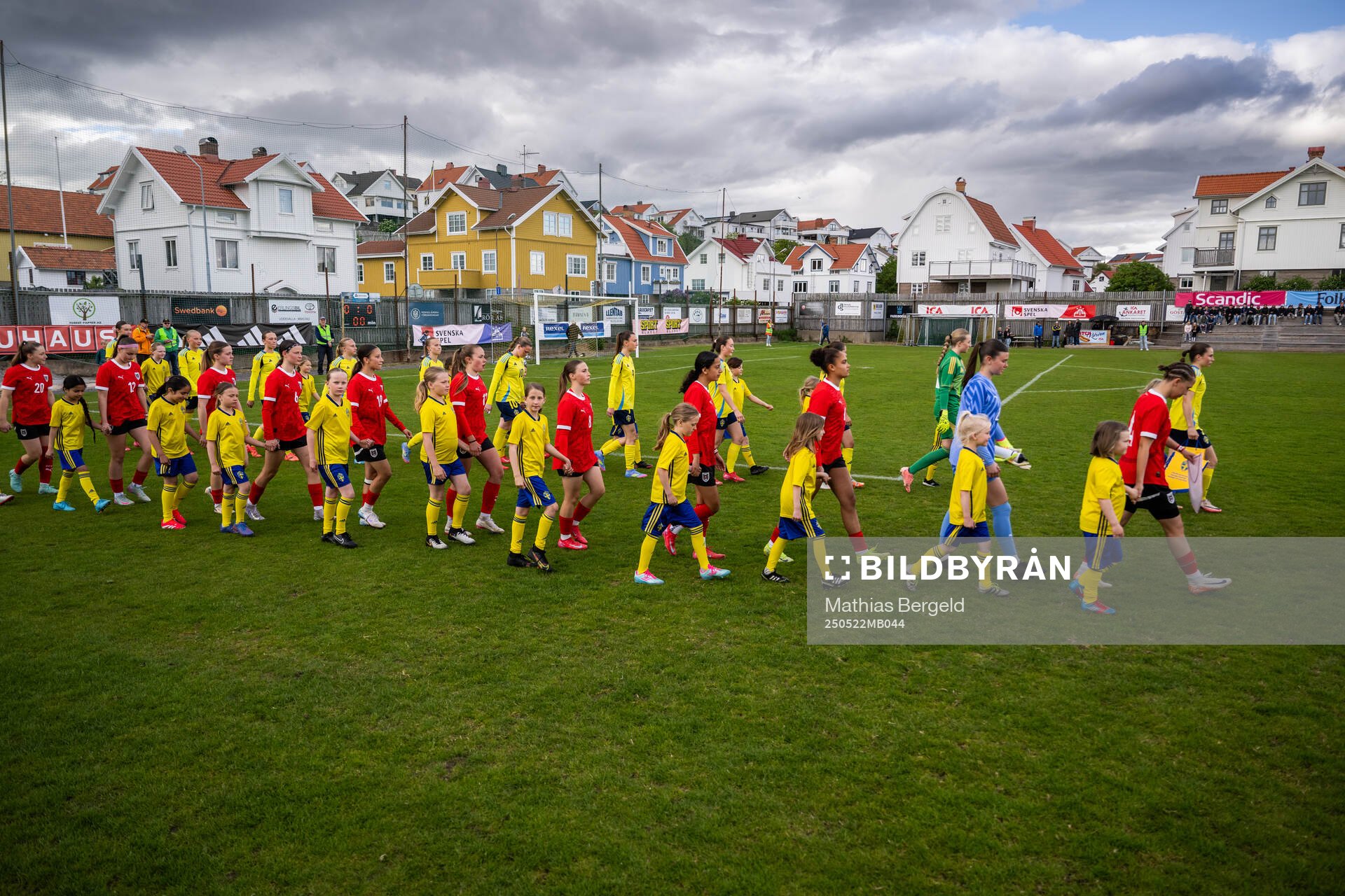 Österrikes och Sveriges spelare gör entré inför F16-landskampen i fotboll mellan Sverige och Österrike den 22 maj 2025 i Smögen. 
