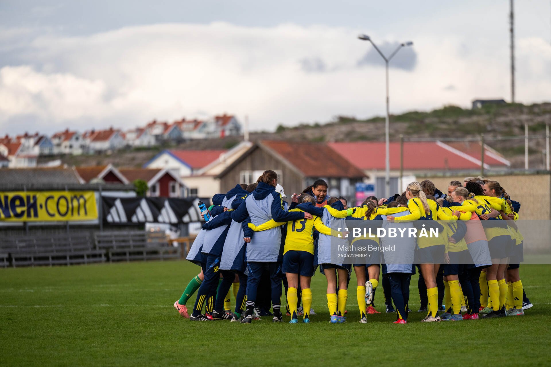 Sveriges spelare samlas efter F16-landskampen i fotboll mellan Sverige och Österrike den 22 maj 2025 i Smögen. 