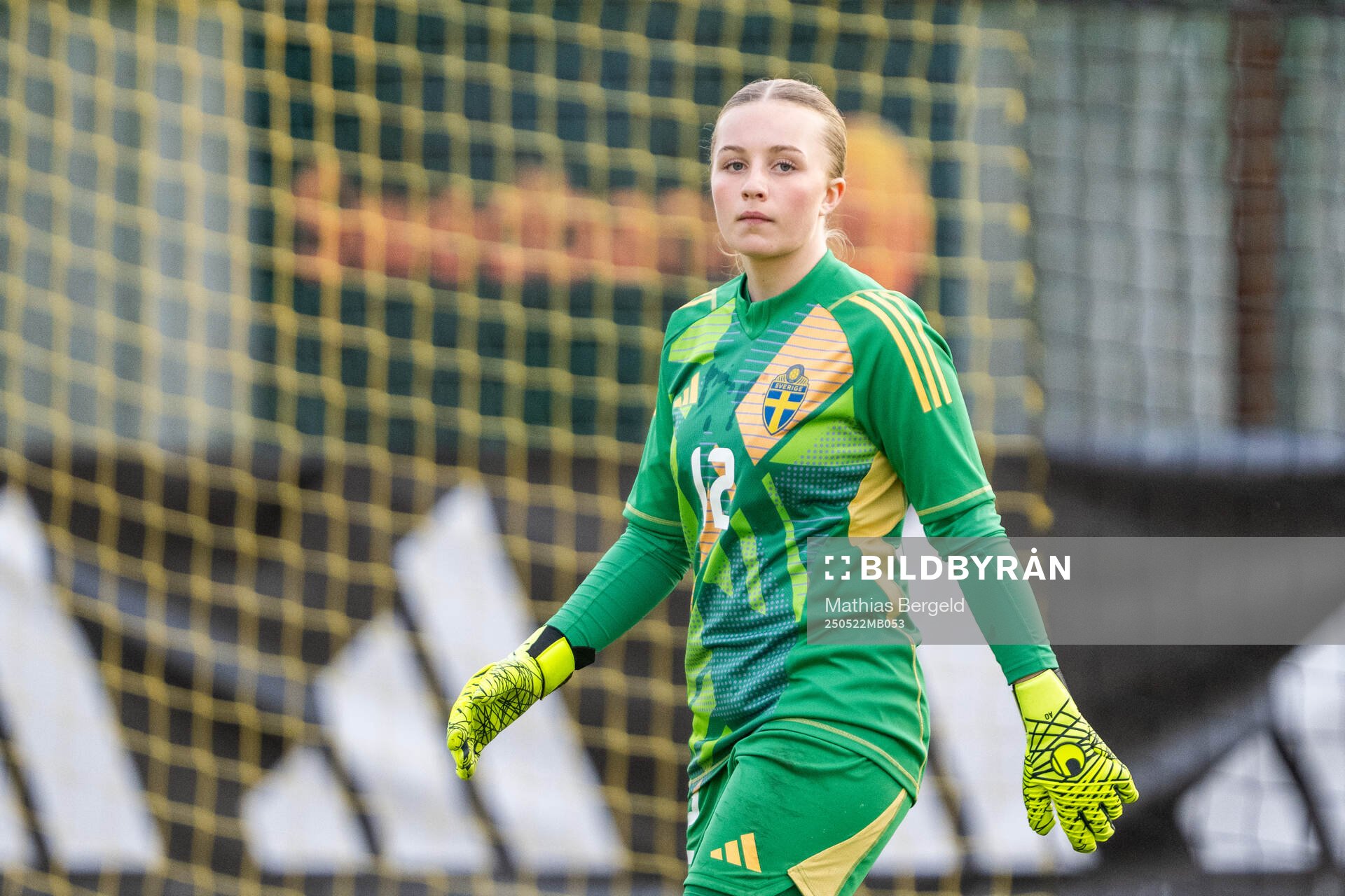 Sveriges Alice Olsson under F16-landskampen i fotboll mellan Sverige och Österrike den 22 maj 2025 i Smögen. 