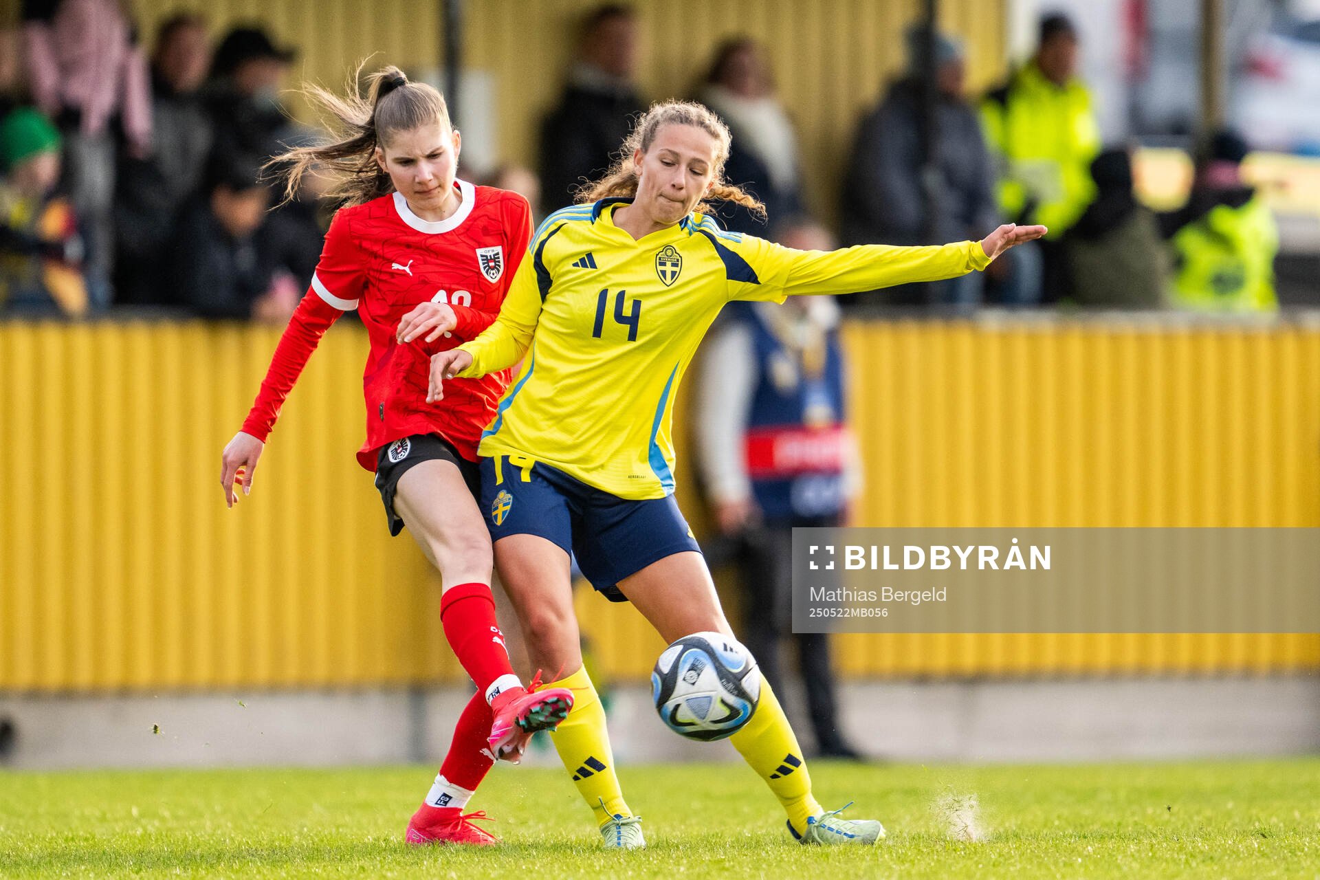 Österrikes Veronika Haider och Sveriges Ellen André under F16-landskampen i fotboll mellan Sverige och Österrike den 22 maj 2025 i Smögen. 