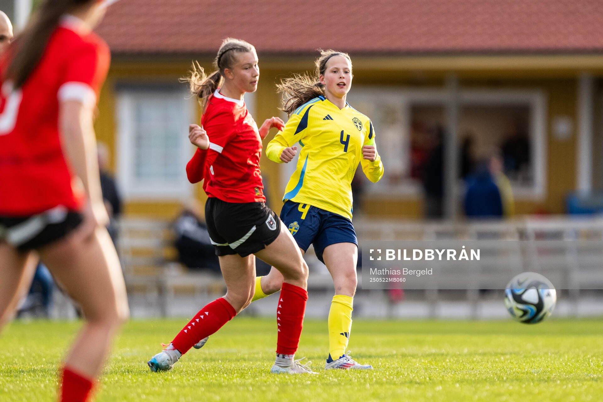 Sveriges Edit Rautio under F16-landskampen i fotboll mellan Sverige och Österrike den 22 maj 2025 i Smögen. 