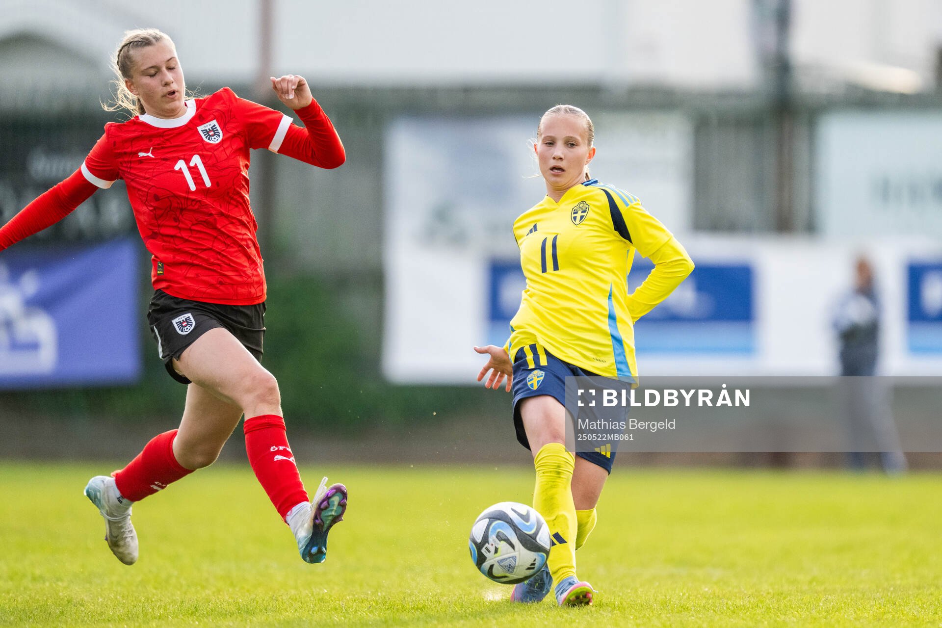 Österrikes Maya Lampl och Sveriges Fanny Peterson under F16-landskampen i fotboll mellan Sverige och Österrike den 22 maj 2025 i Smögen. 