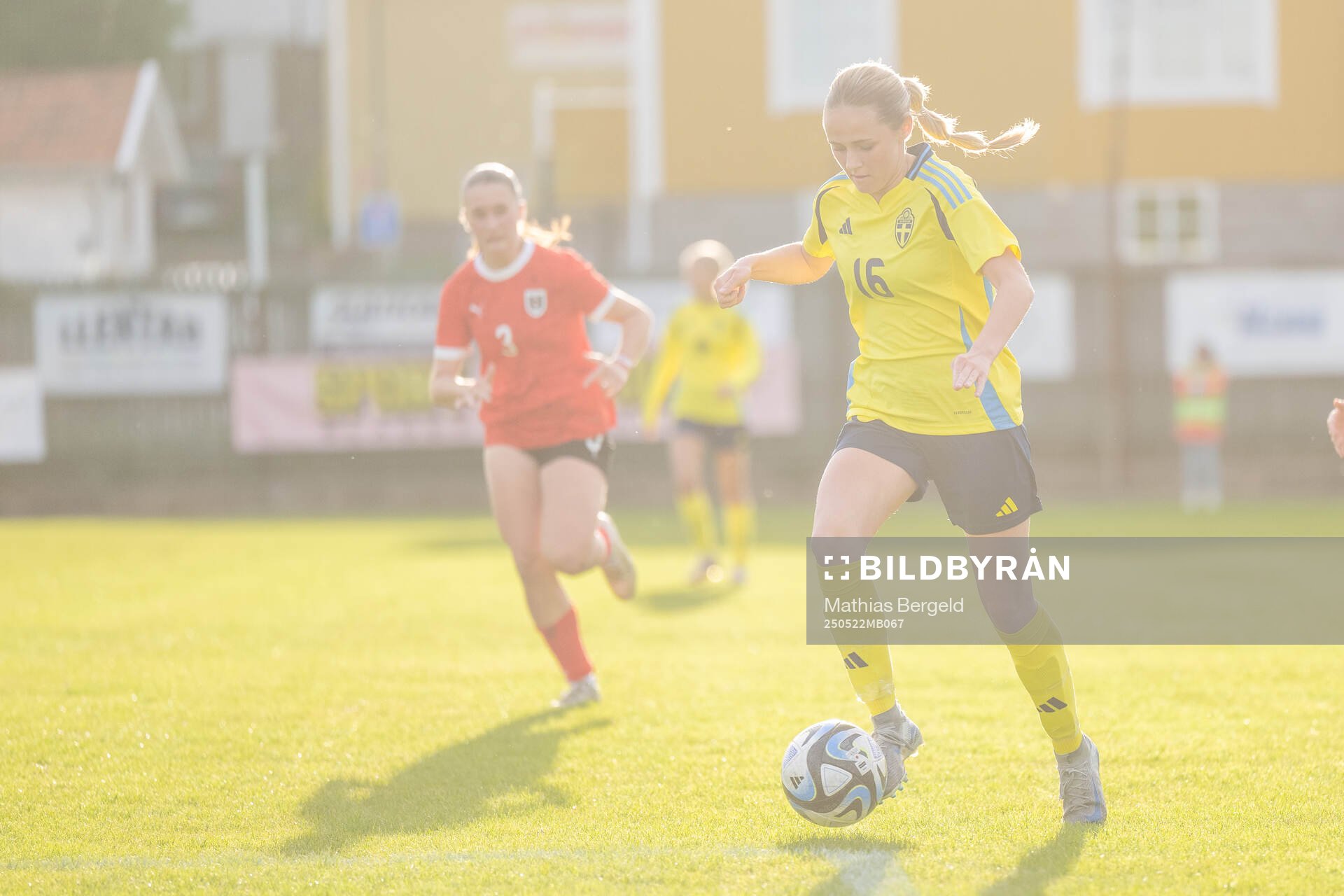 Sveriges Cornelia Ljungberg under F16-landskampen i fotboll mellan Sverige och Österrike den 22 maj 2025 i Smögen. 