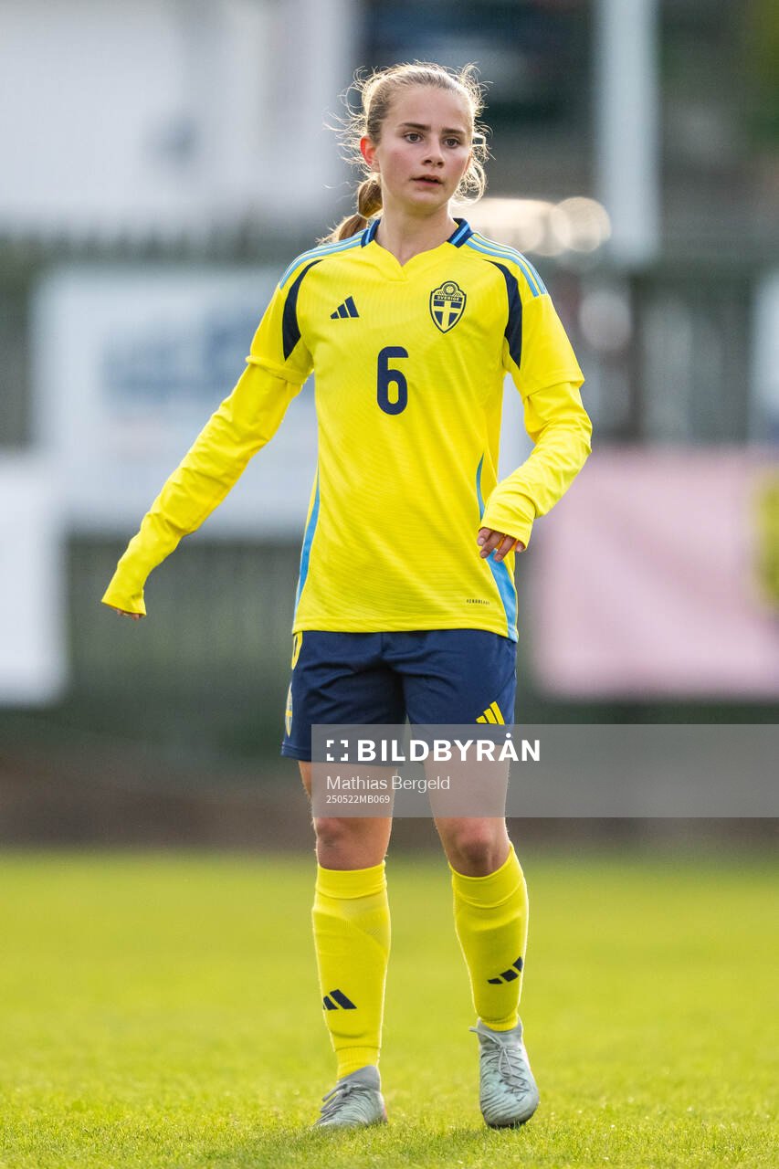 Sveriges Lina Selander Löfgren under F16-landskampen i fotboll mellan Sverige och Österrike den 22 maj 2025 i Smögen. 