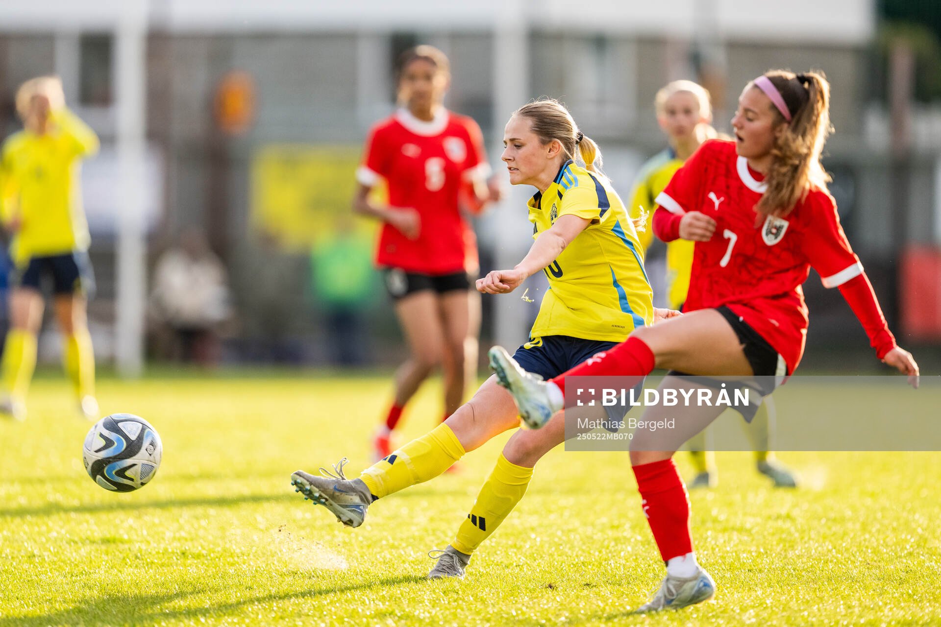 Sveriges Cornelia Ljungberg och Österrikes Lenja Enziger under F16-landskampen i fotboll mellan Sverige och Österrike den 22 maj 2025 i Smögen. 