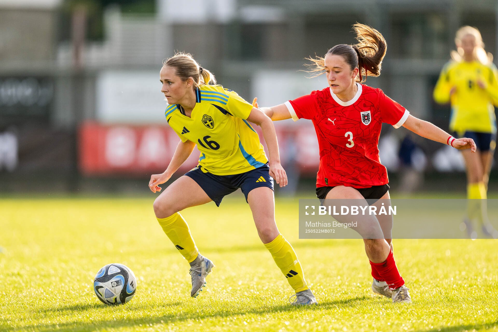 Sveriges Cornelia Ljungberg och Österrikes Madlene Winkler under F16-landskampen i fotboll mellan Sverige och Österrike den 22 maj 2025 i Smögen.