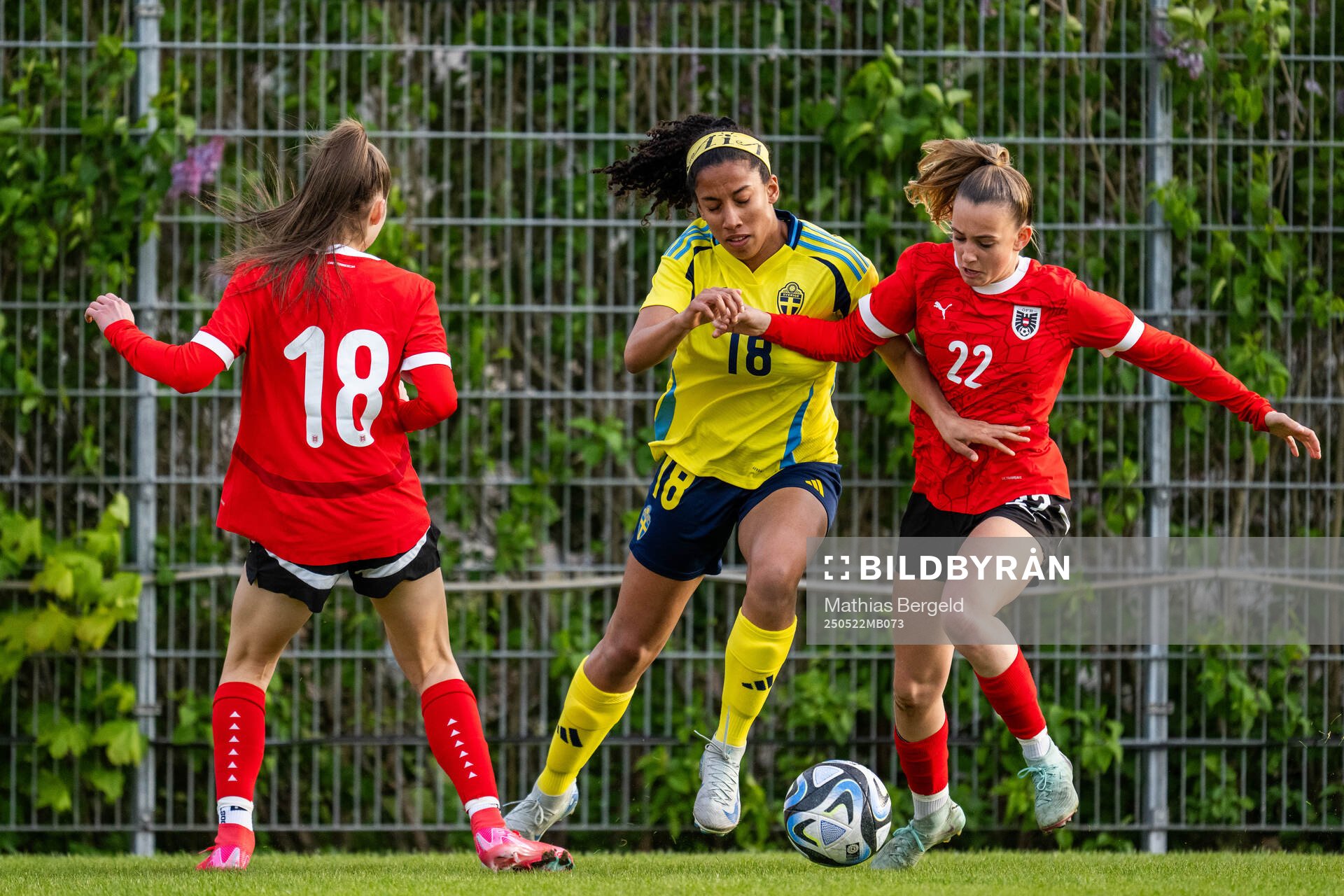 Sveriges Kaia Caruthers och Österrikes Linda Schöser under F16-landskampen i fotboll mellan Sverige och Österrike den 22 maj 2025 i Smögen. 